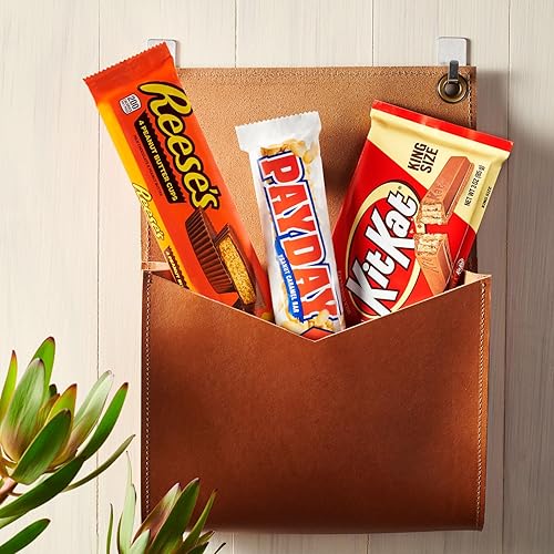 Miniatura 4 de 4 barras PAYDAY de caramelo de maní tamaño King, taza de mantequilla de maní de chocolate con leche REESE'S tamaño King y kit KAT Crisp Obleas en