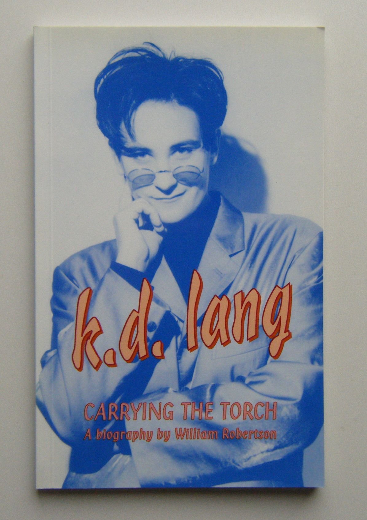 K.D. Lang Carrying the Torch biographie de l'icône de la country pop canadienne