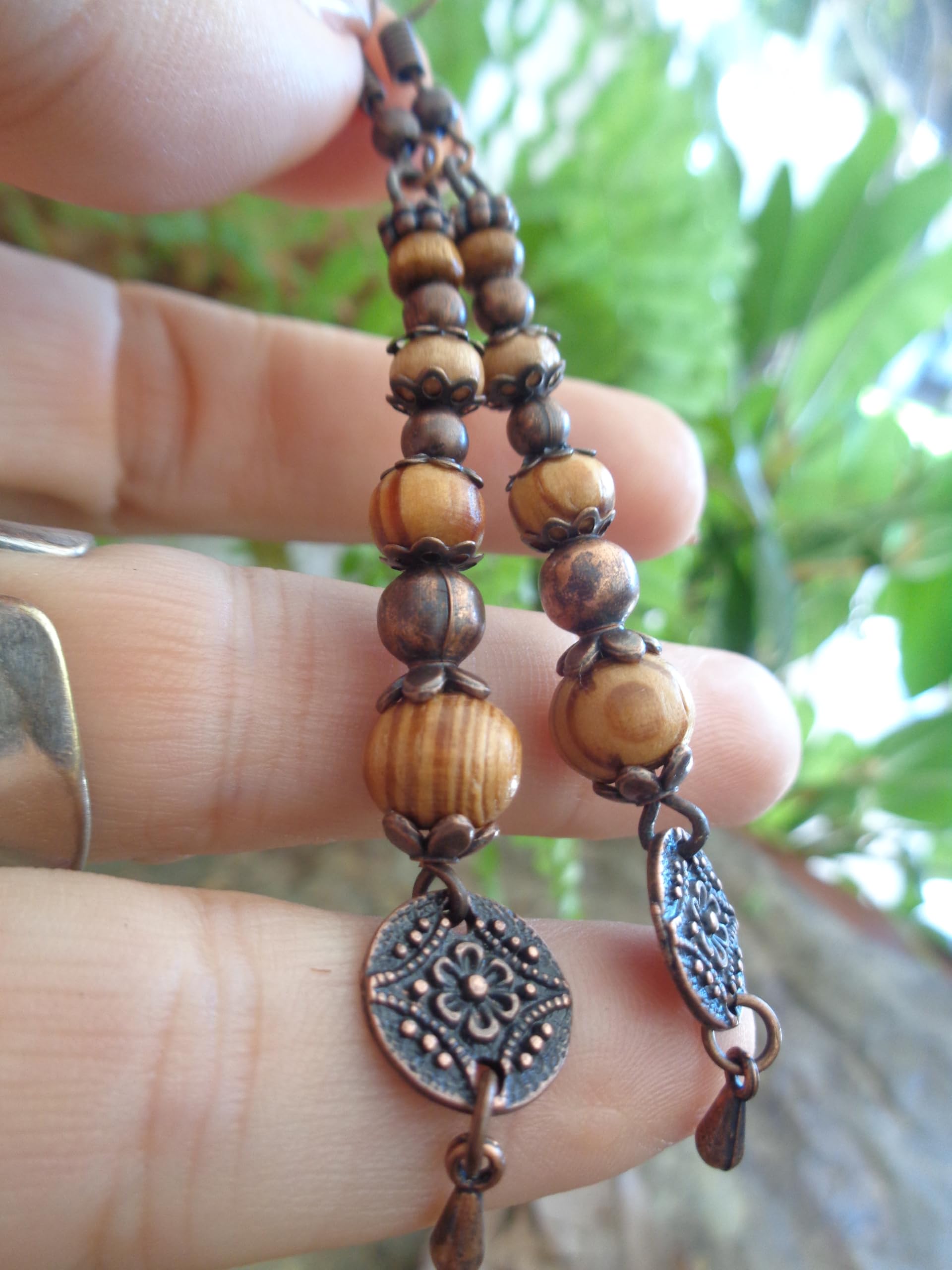 ⊹⊱✿❃ ORECCHINI LUNGHI CON DISCO FLOREALE E RADICE DI RAME E PENDENTI ❃ ✿⊰⊹ orecchini lunghi con perline di legno e pendenti nei colori del rame