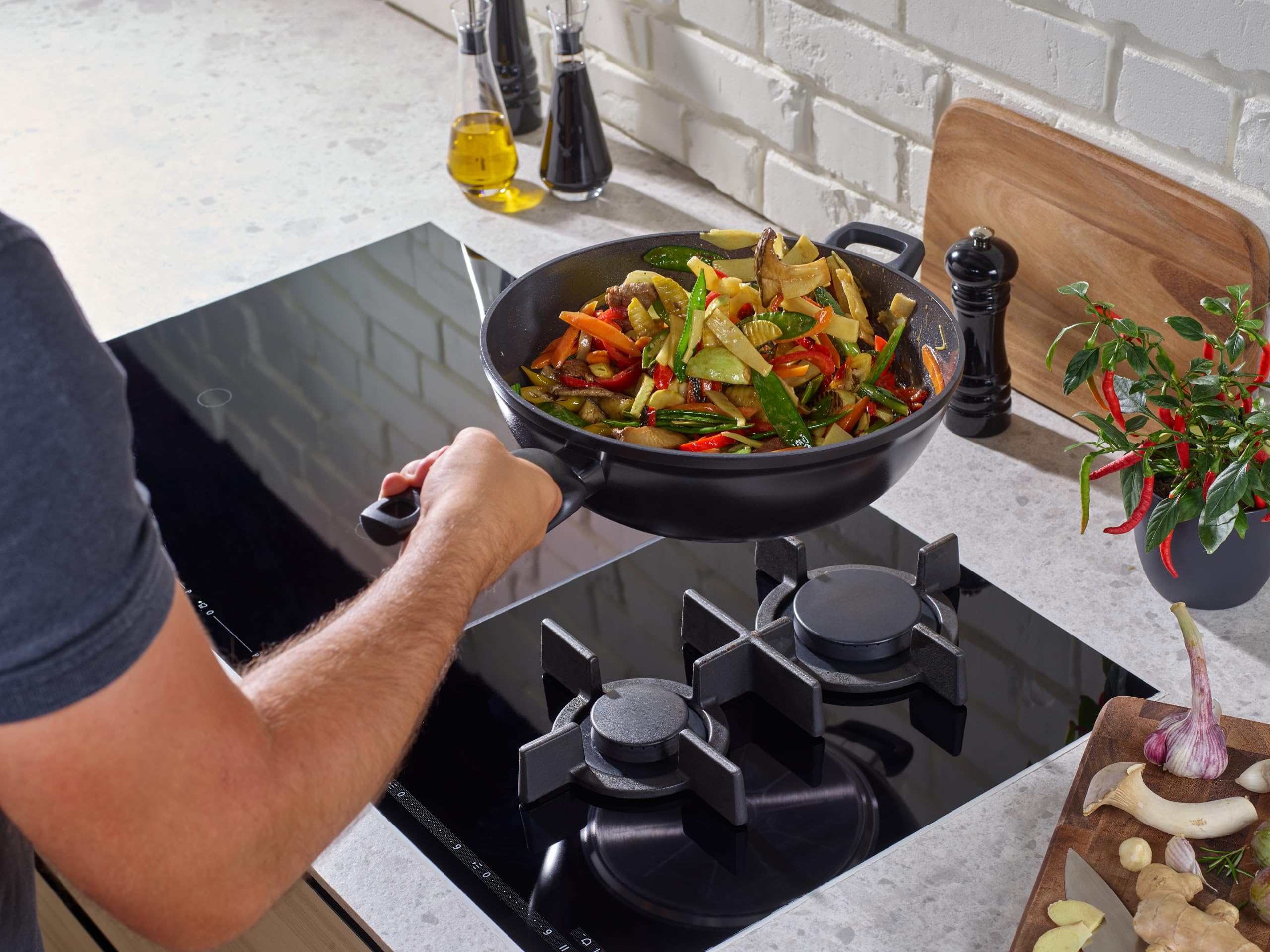 Fissler Ceratal Orbit Black/Aluminium-Wok (Ø 32 cm, 6 L) große Keramik-Bratpfanne beschichtet antihaftend, hoher Rand, Made in Germany – Induktion