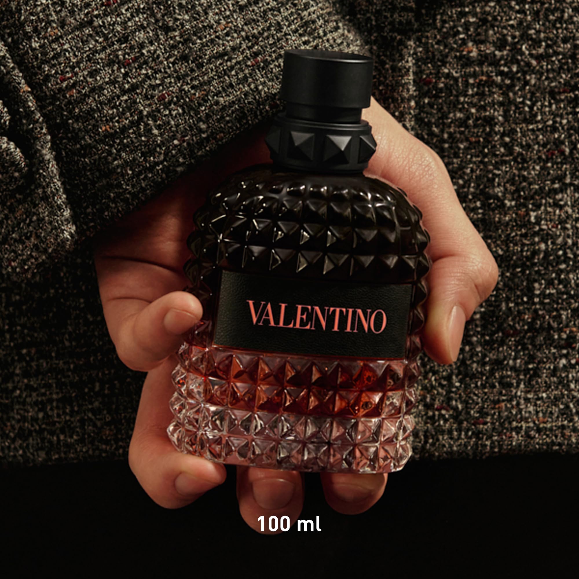Valentino Uomo Born In Roma, eau de toilette dalla freschezza leggera, perfetta per chi preferisce note leggere e fresche, flacone da 100 ml pensato per accompagnare i gesti di benessere di ogni giorn