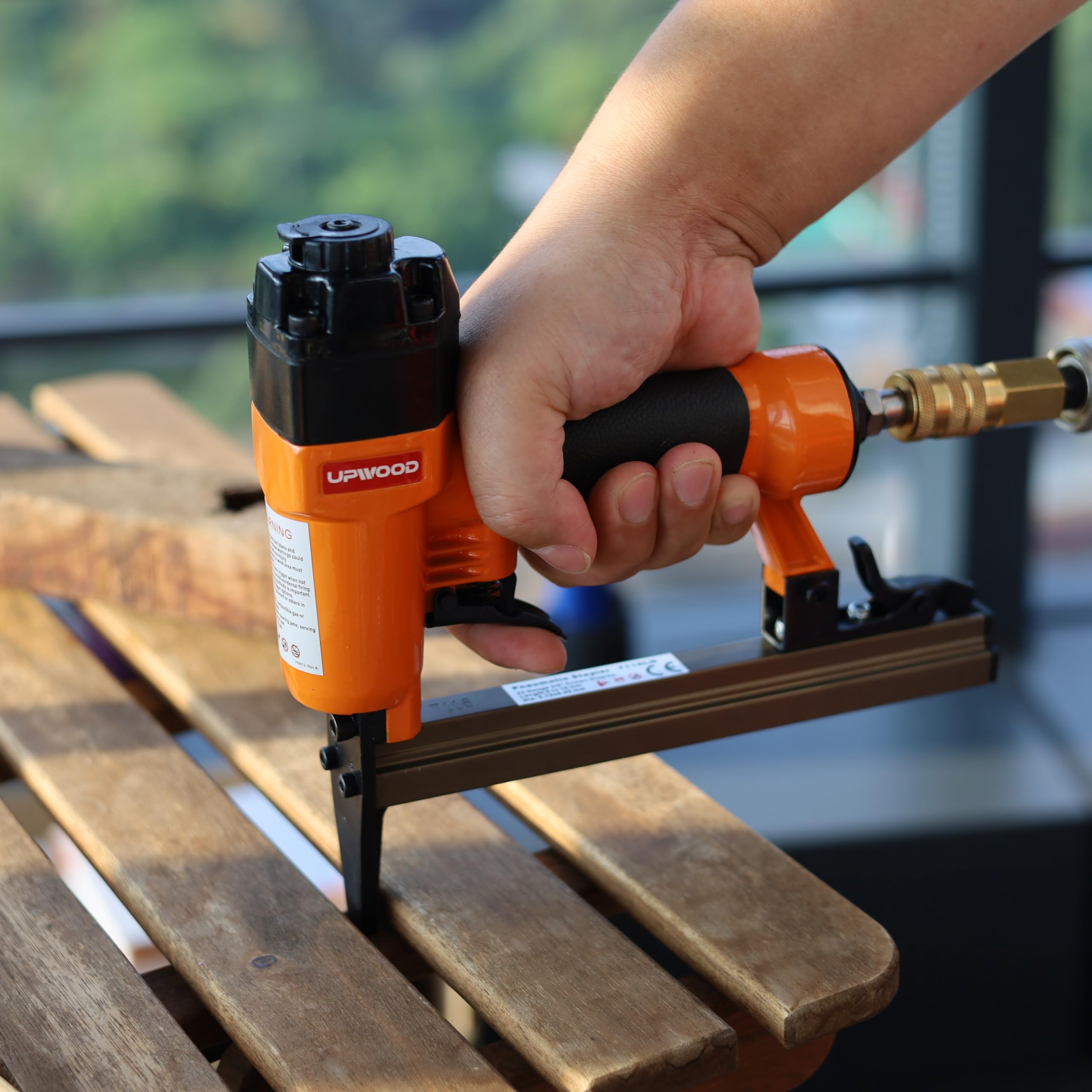 7116LN Sparapunti a Aria 22 Gauge, Sparapunti Pneumatico Senza Olio per Tappezzeria, Scarico Superiore, per Lavorazione del Legno, Progetti Professionali e Fai da Te