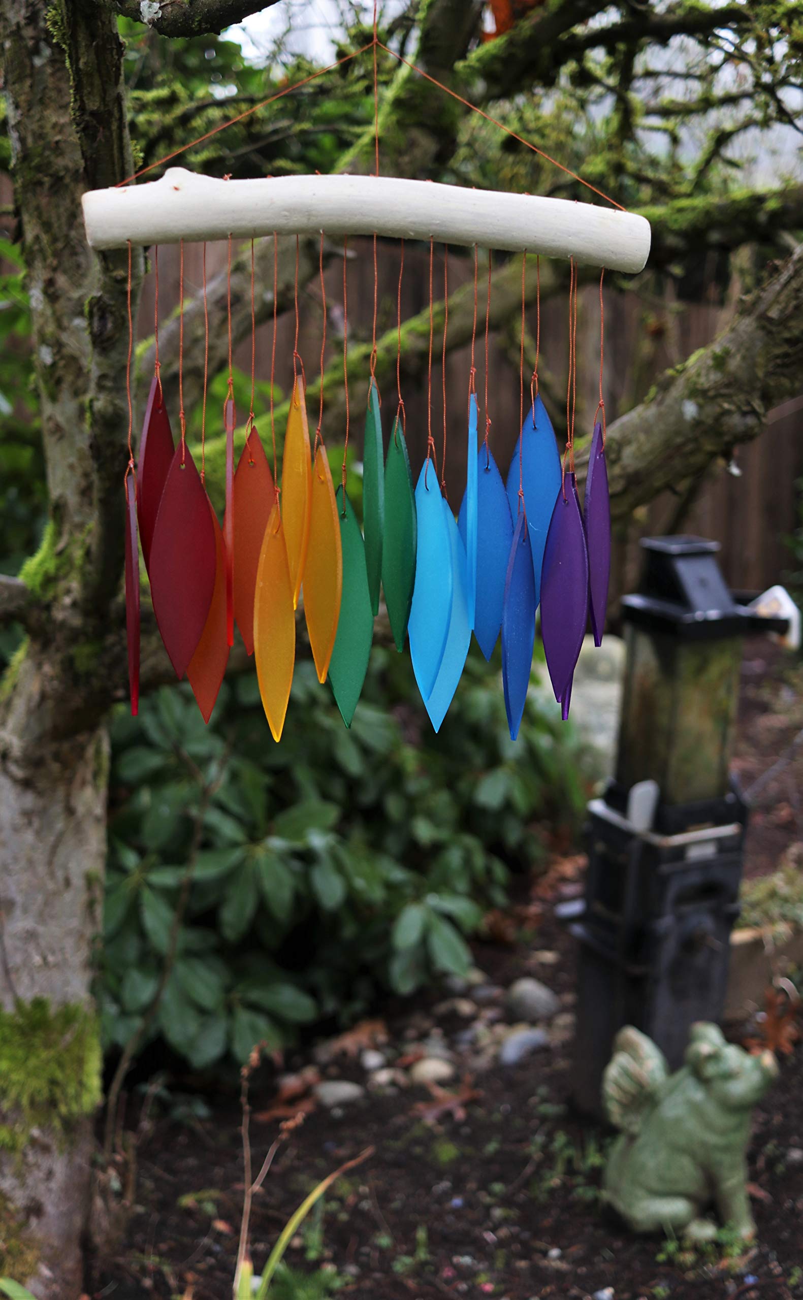 Cohasset Szklany dzwonek wietrzny - wzór tęczowego liścia - szkło z recyklingu i drewno dryfujące - duma LGBTQ, sztuka podwórkowa, wielokolorowa, czakry, mobilna, sztuka okienna