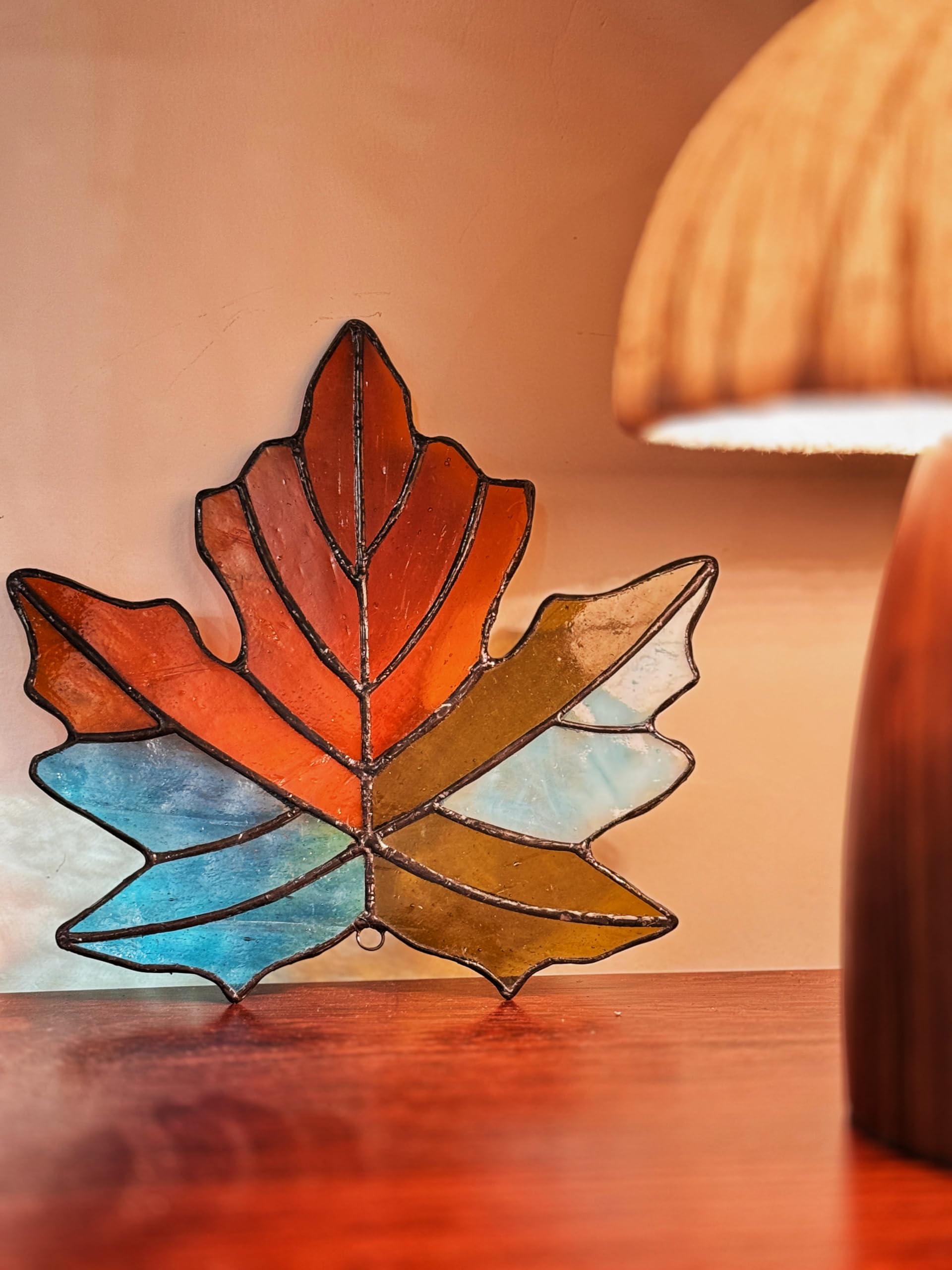 Blätter Buntglas-Fenster zum Aufhängen für Fenster mit Metallkette, Sonnenfänger, bunte Blätter, Ornament, Glas, Geschenk für Naturpflanzenliebhaber (Ahornblatt)