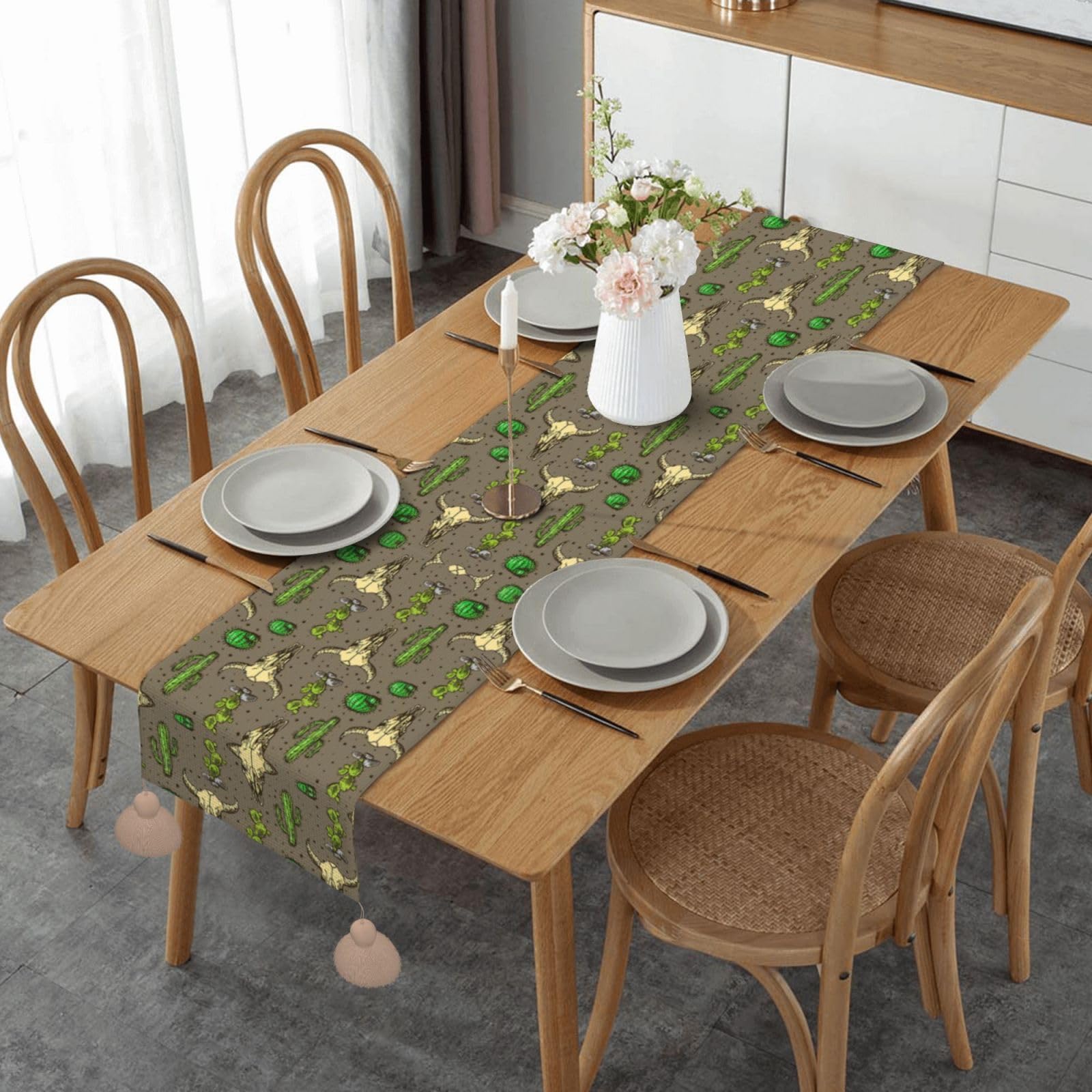 Chemin de table macramé pompons pour décoration de salle à manger bohème
