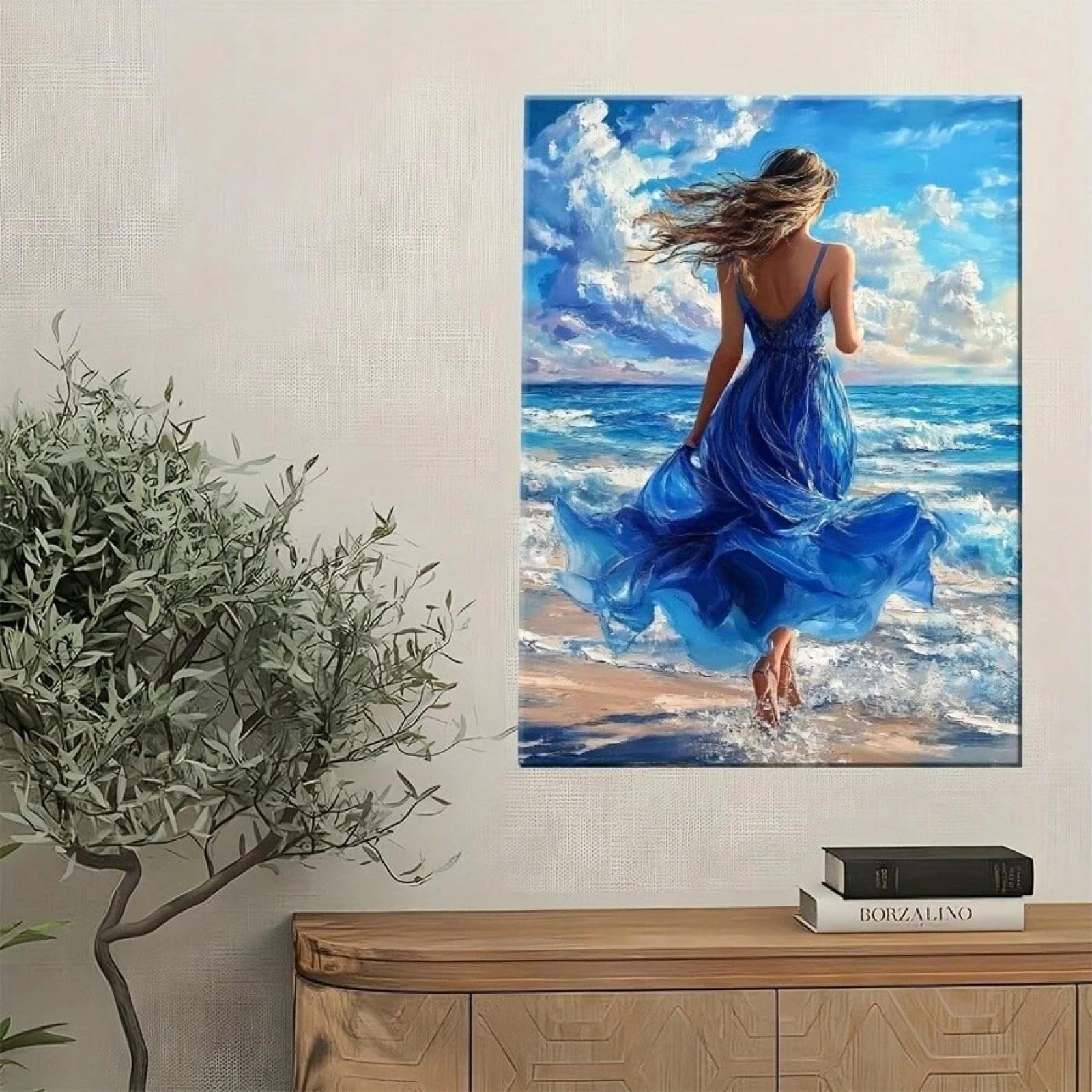 Femme en robe bleue fluide tableau marin évocateur de sérénité