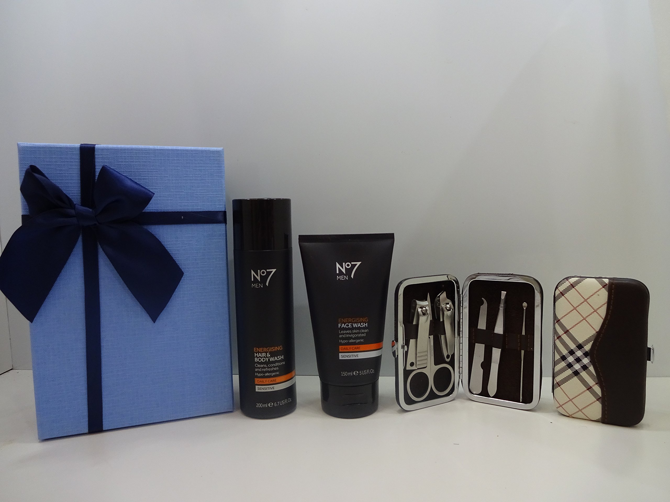 No7 Men Ultimate Grooming Collection Geschenkset – Mit Gesichtsreiniger, Peeling, Augen-Roll-On, Bodywash & Feuchtigkeitscreme SPF 15