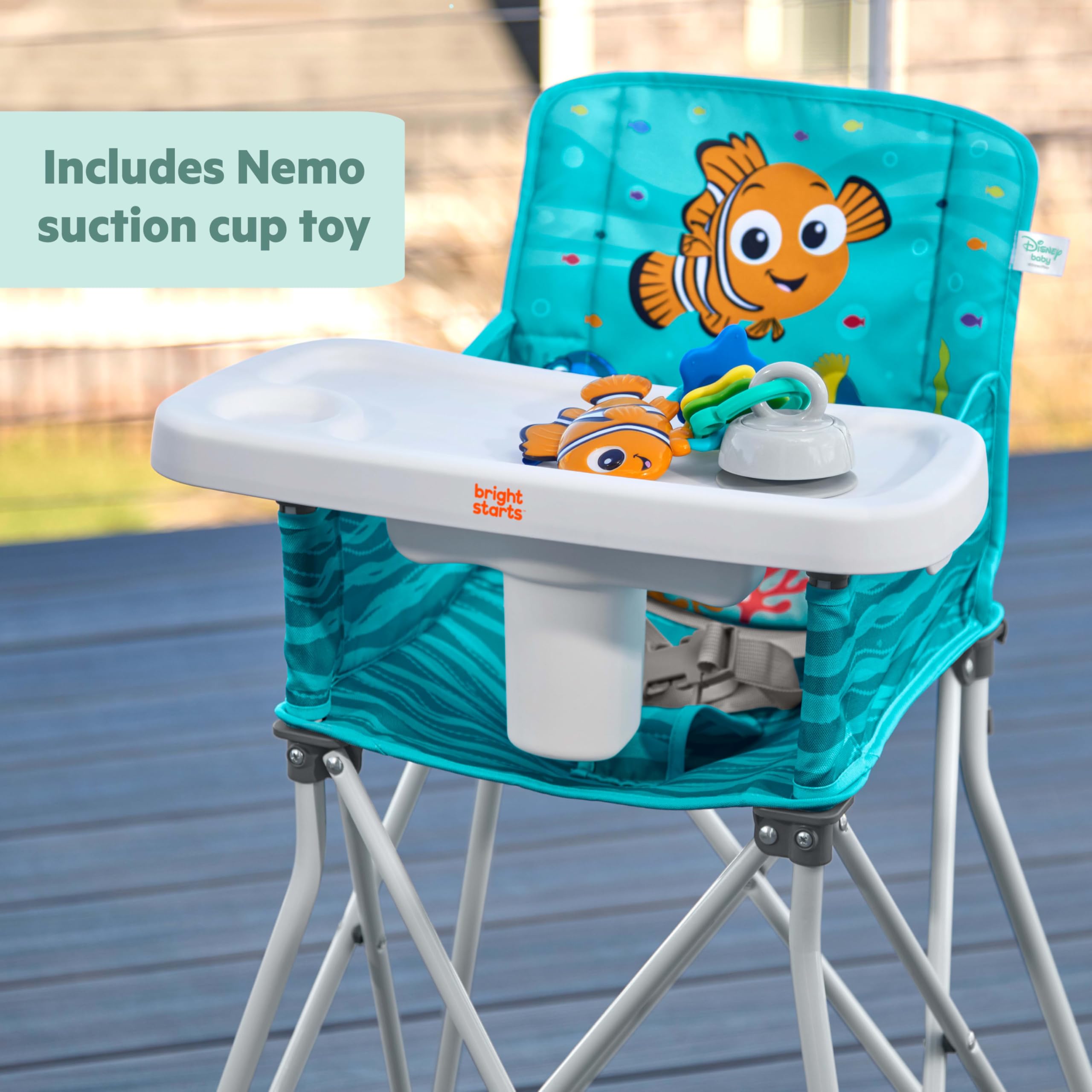 Bright Starts, Przenośne wysokie krzesło Pop 'n Dine Disney Baby Findet Nemo, z zabawką z przyssawką, kompaktowe, składane, zajmuje mało miejsca, do wewnątrz i na zewnątrz, od 6 miesięcy