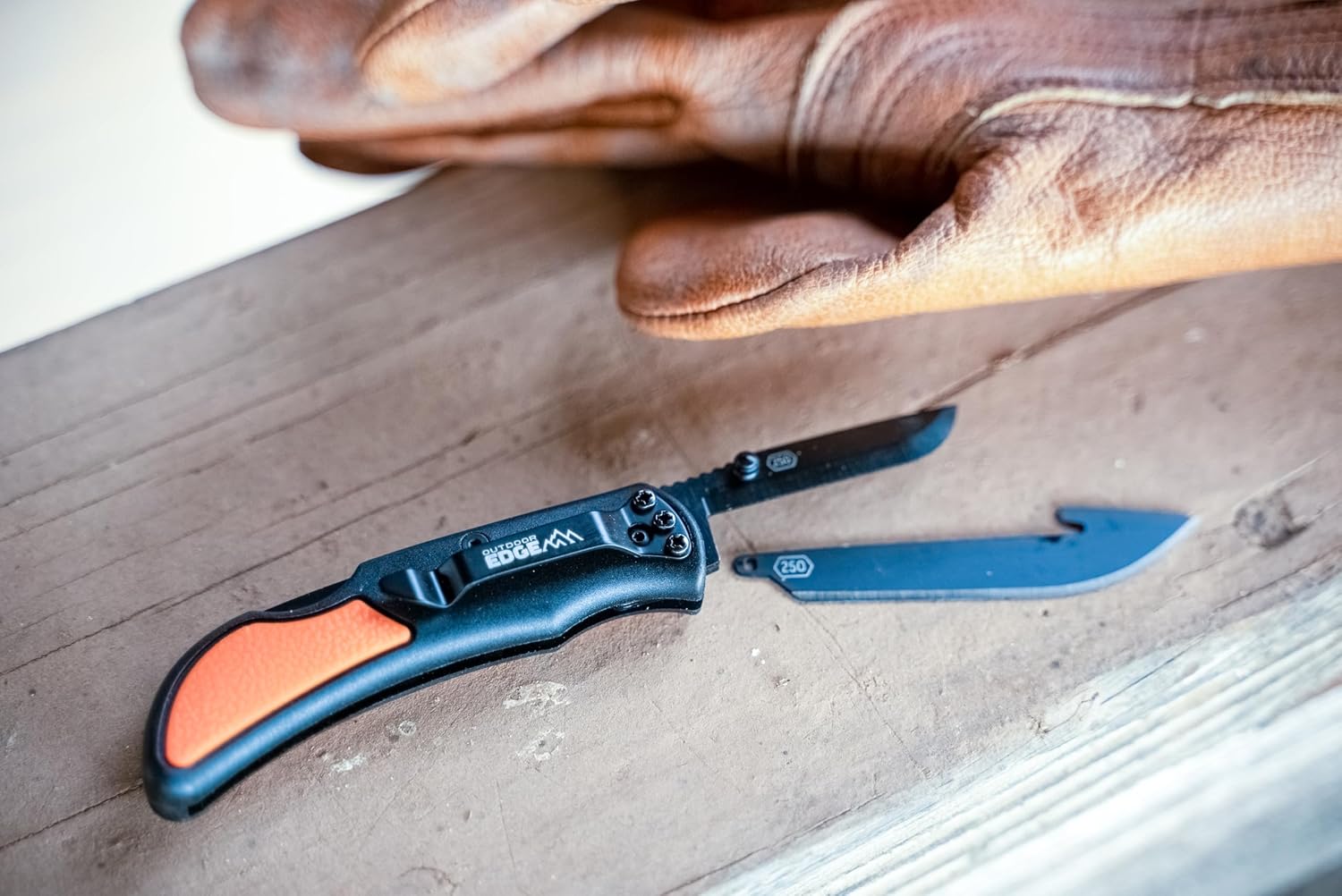 OUTDOOR EDGE Razor EDC Lite Folding Pocket Knife with Clip | Compact 2.5” Replaceable Blade Knife with RazorSafe Blades | Perfect Small Blade for Men, Women, Work & Camping (Orange, 2 Black Blades)
