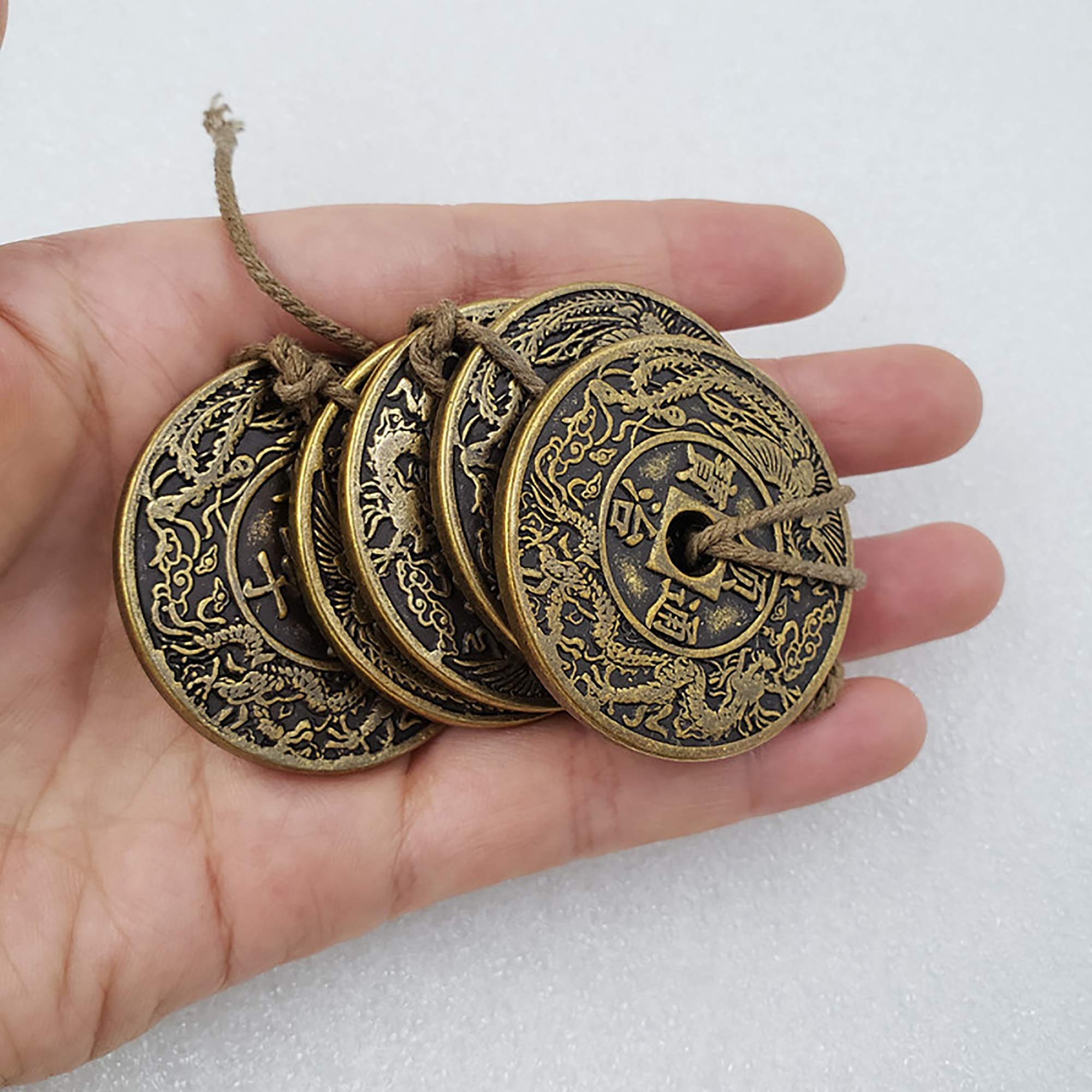 Amazon.co.jp: 銅五帝金銭中国古銭ラッキーコインペンダントジュエリー風水の保護の金運祈願 開運インテリア 置き物厚さ2.5mm :  ホーム＆キッチン