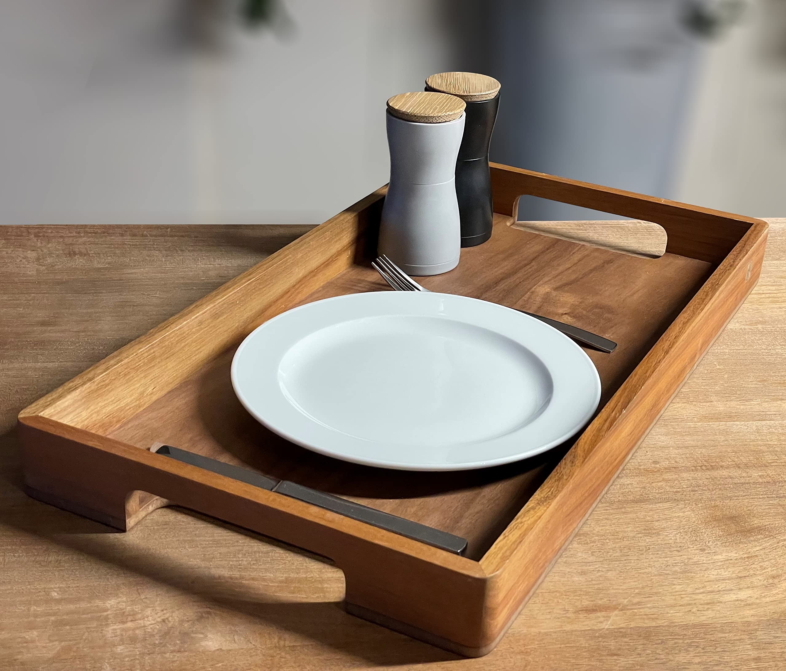 AdHoc Serve Smart Holztablett mit Griff, Serviertablett | Großes Tablett aus Akazienholz mit walnussfurniertem Boden, 56 × 30 cm