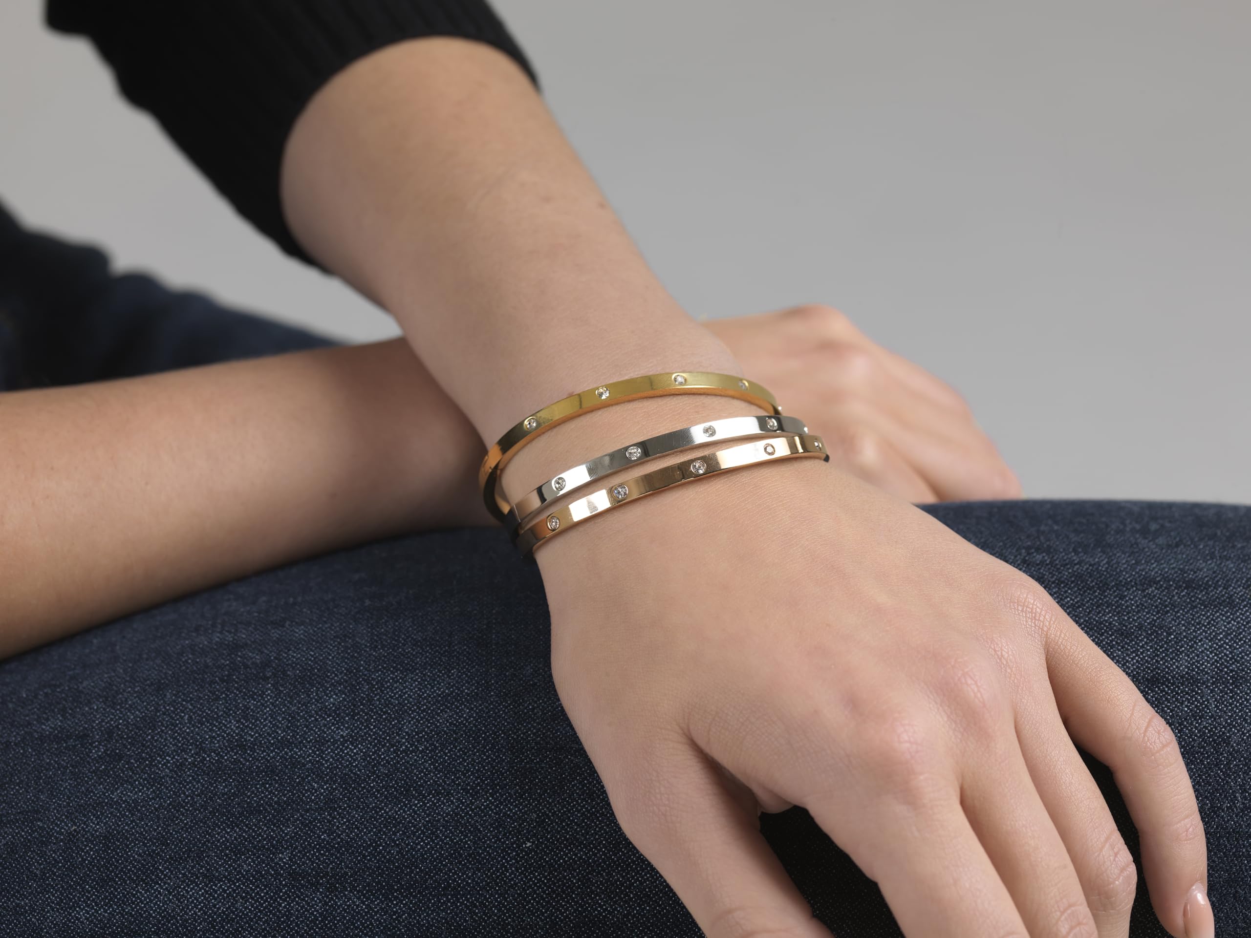 inSCINTILLE Schmuck Damen Armreif Edelstahl Zirkonia einfache Stil Liebe Armband 4/6/8mm mit Schließe Armspange Gravur, Gold/Silber/Schwarz, Inklusive Geschenkbox