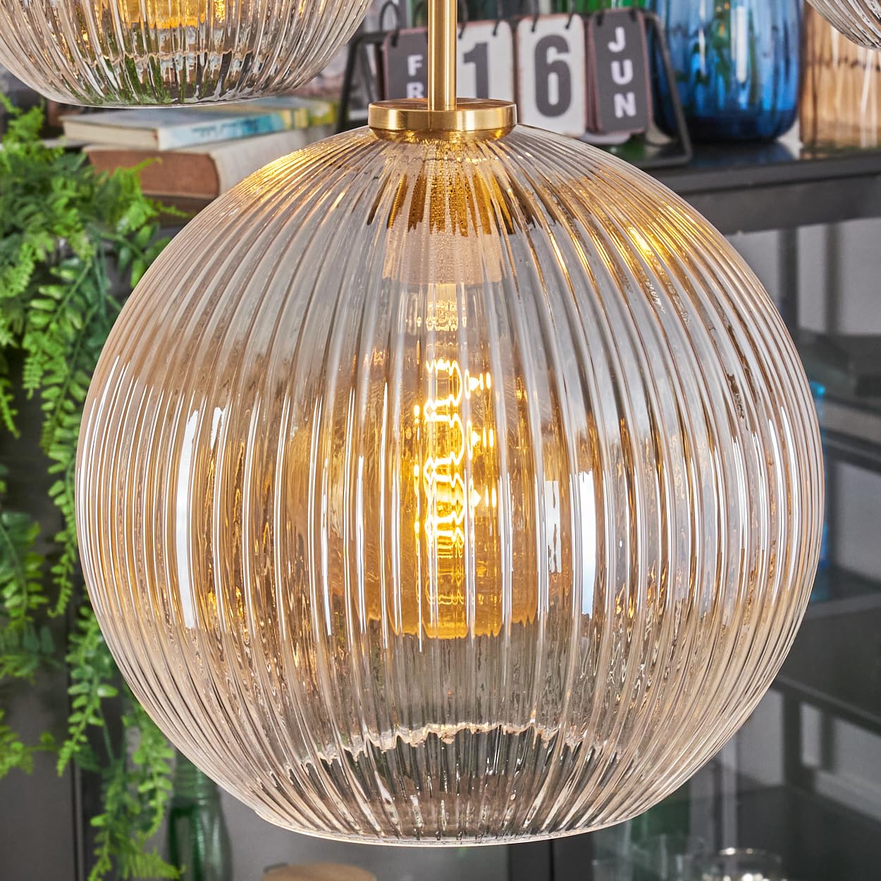 HOFSTEIN Hängeleuchte Koyoto, 5-flammige Hängelampe aus Metall/Riffelglas in Schwarz/Gold/Bernstein/Klar, Pendelleuchte im Retro/Vintage-Design (Ø 15; 20; 25; 30cm), E27, Esszimmer, Küche, Wohnzimmer