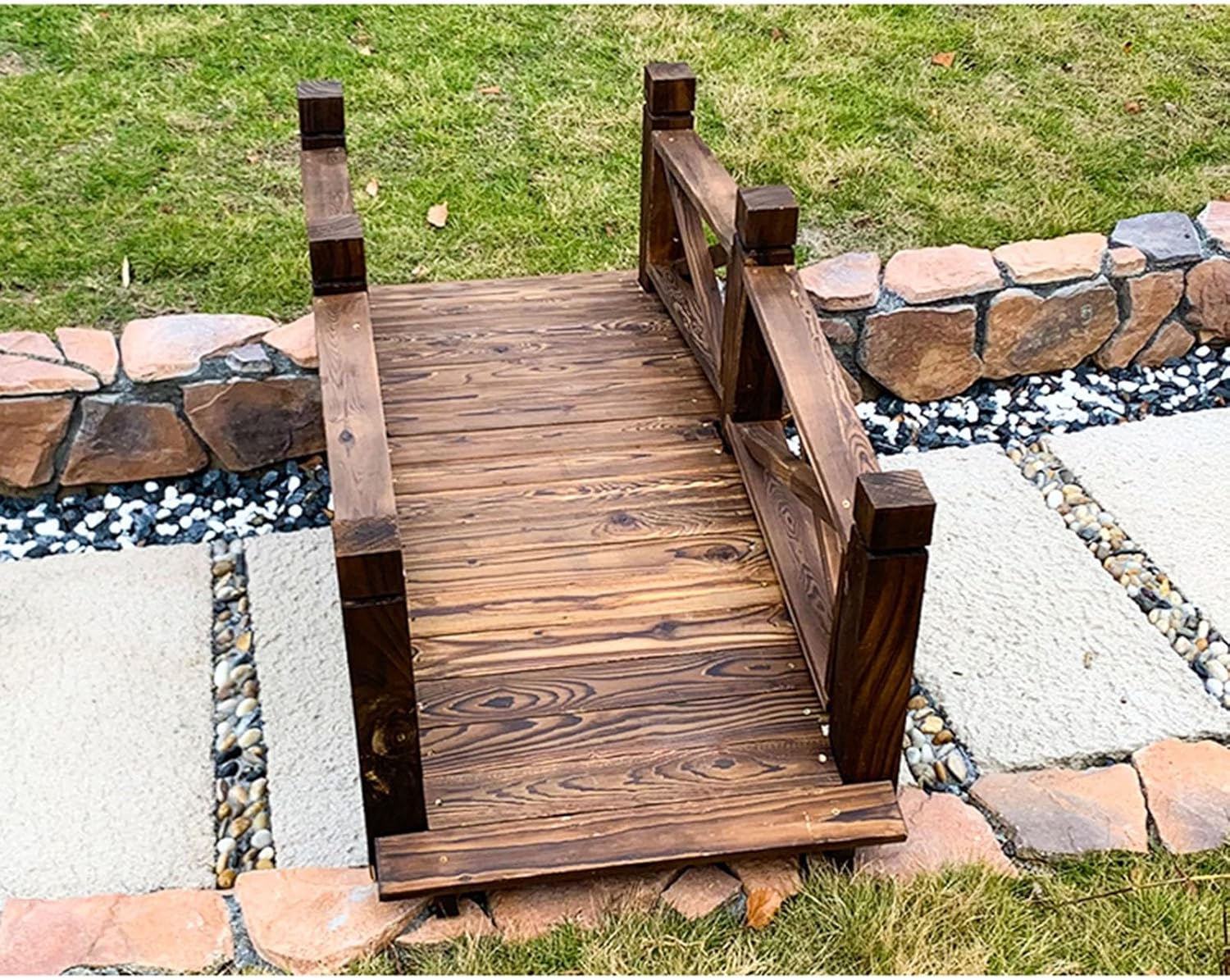 Garden Bridge, Outdoor Carbonized Solid Wood Bridge Arc Walkway with Side Railings, Decorative Landscaping Footbridge for Backyards, Koi Pond, Dry Creek Bed, Garden Pathway(140x60x52cm/55.1x23.6x20.5i