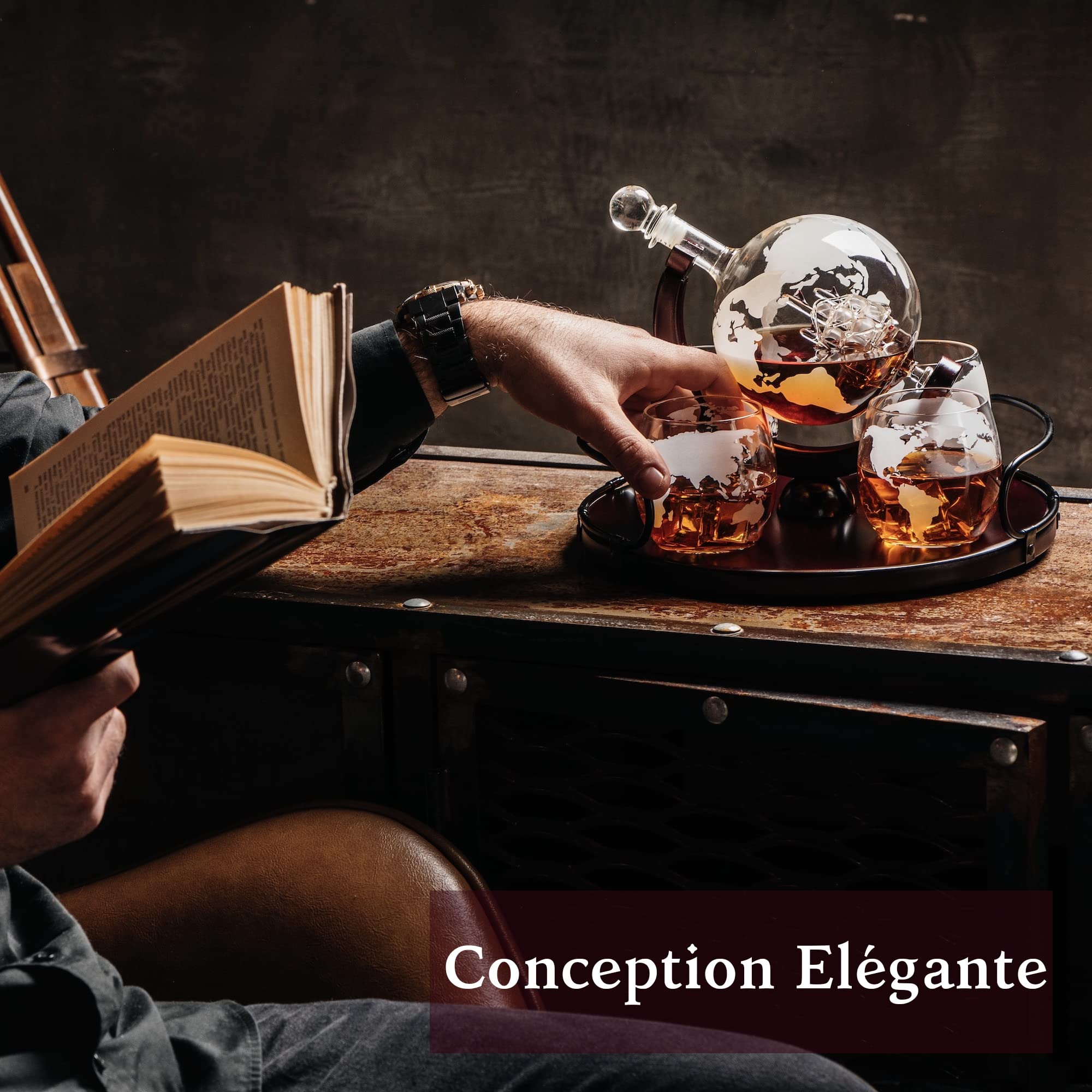 Kemstood Carafe Whisky Globe Gravée (850ml)| Un Must Pour Les Amateurs de Whisky | 4 Verre Whisky Élégants et Base en Bois | Ensemble de Whisky en Coffret Cadeau Homme | Apprécié par Les Connaisseurs