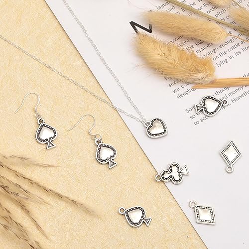 Miniatura 4 de CHGCRAFT 80 piezas de 4 estilos de naipes de patrón de rombo corazón espada club de aleación colgantes de póquer trajes colgantes de tarjetas de