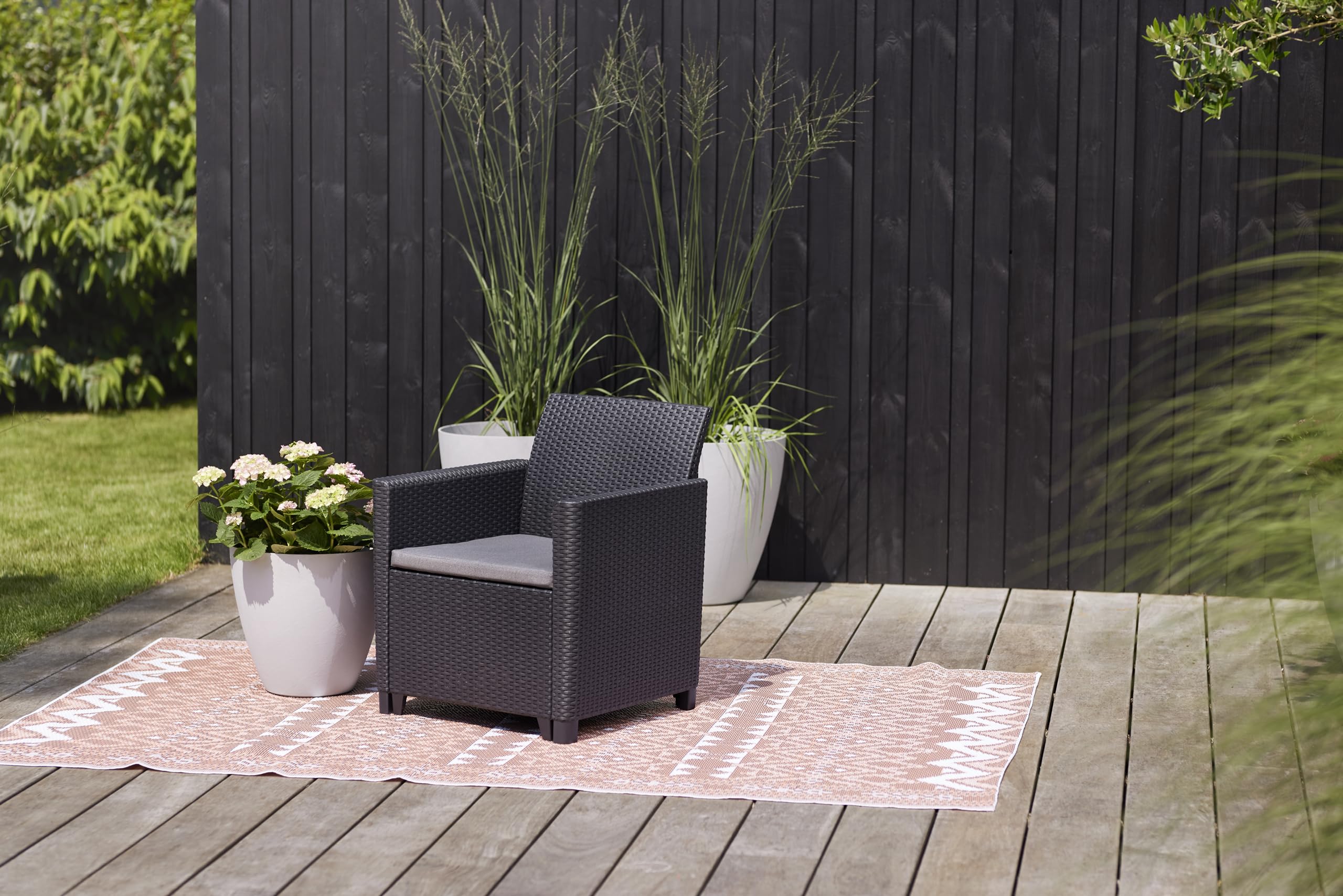 Keter Nora Conjunto de jardín Exterior 4 plazas con Cojines incluidos y Mesa de almacenaje Auxiliar de 35L, Posibilidad de 2 configuraciones de Montaje (2+2 o 3+1), Color Grafito
