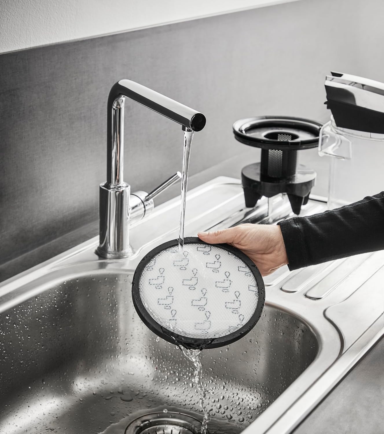 Mengosongkan tempat sampah