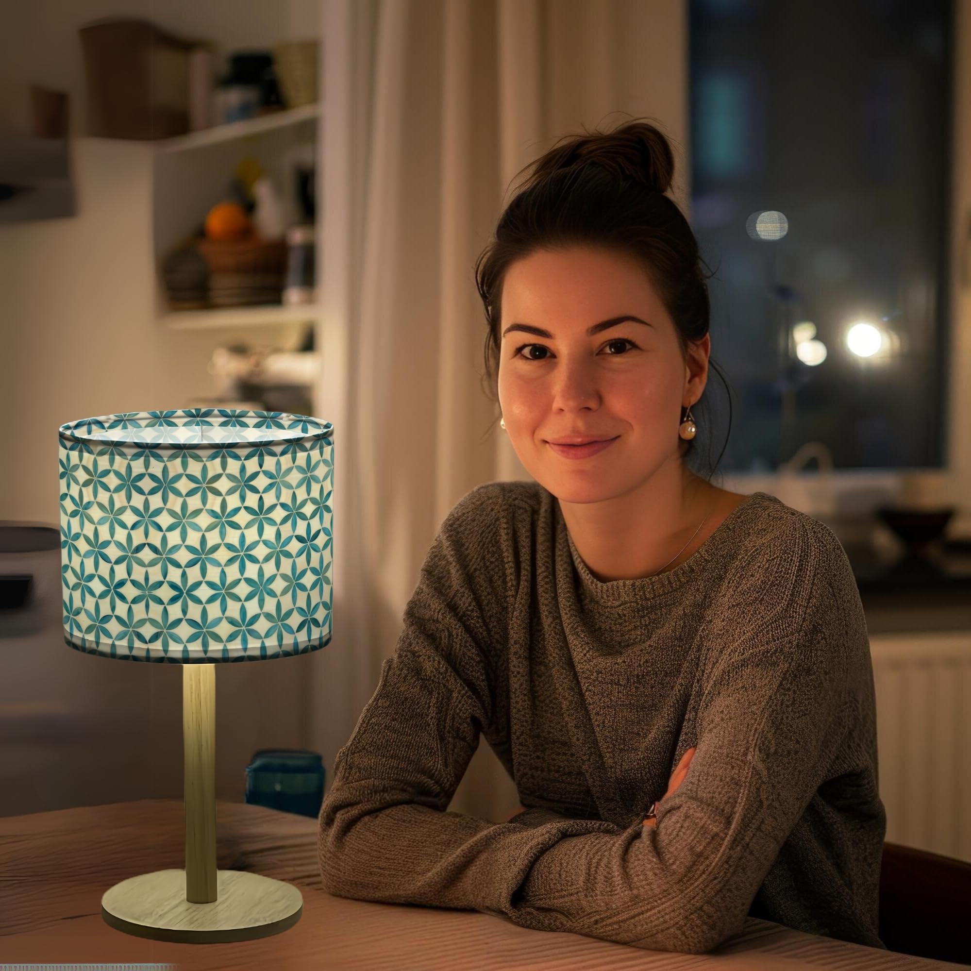 Bellaluma Lampada da Comodino con Paralume Stampato | Lampada Decorativa da Tavolo in Legno per Camera da Letto, Soggiorno o Ingresso | Confezione Regalo Premium + Lampadina LED Inclusa