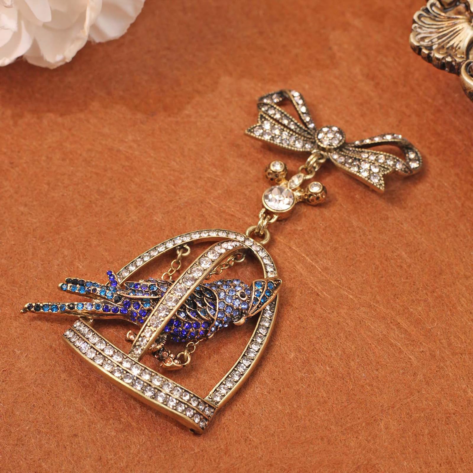 Spilla ornamentale in metallo con chiusura Accessorio elegante per spille per abiti adatto per abiti, cappotti e giacche Spilla decorata in lega
