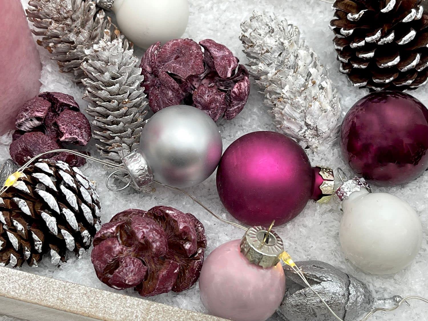 ZauberDeko LED Adventsgesteck Weihnachtsdeko Tablett Holz Hirsch Silber Rosa Beere Lichterkette 40cm