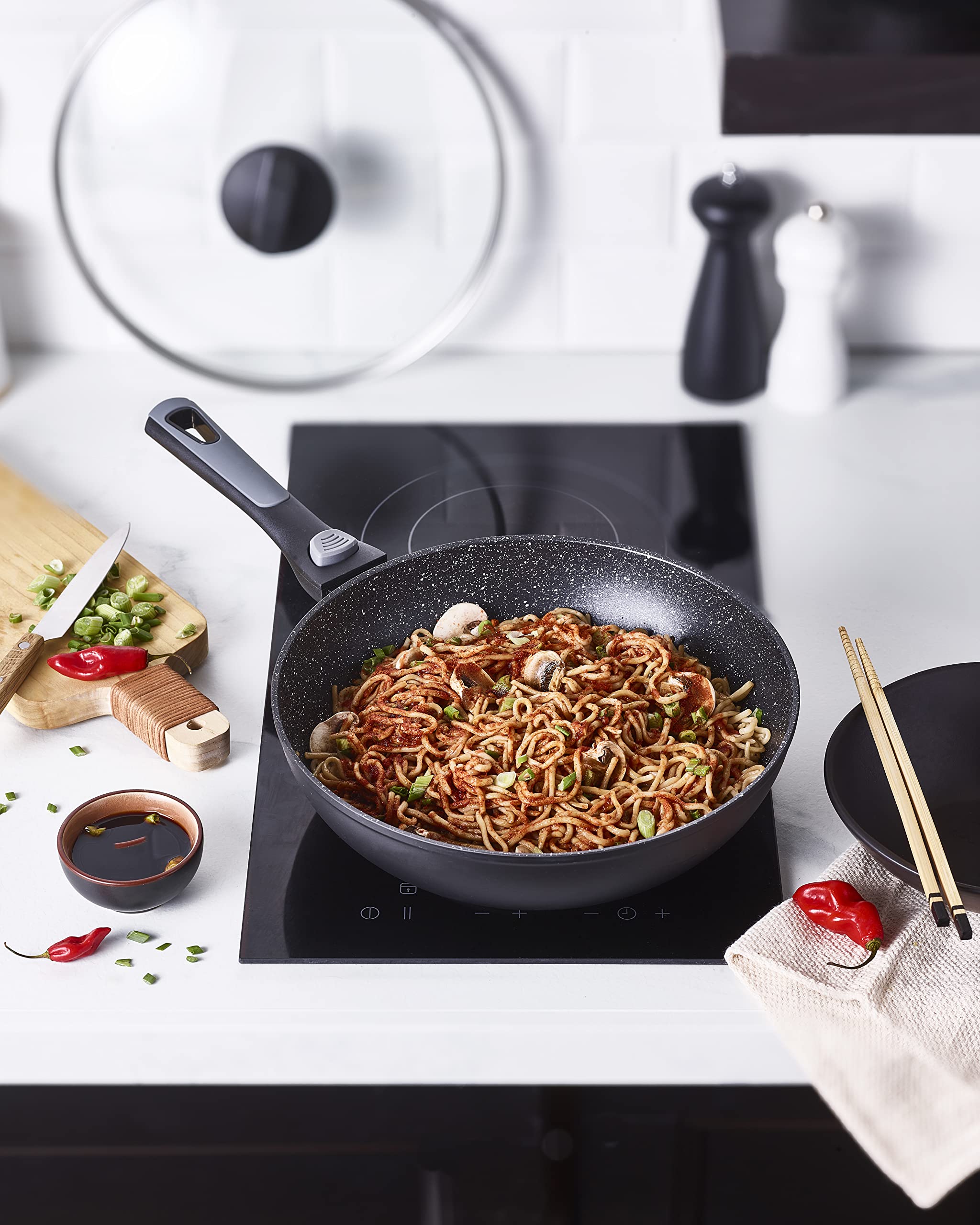 Pradel Excellence, P0002416/54885Mn, Pierra Wok 28 Cm Interior Piedra Exterior Negro, Grosor 2,5/4,0 Mm, Aluminio, Forma Redonda