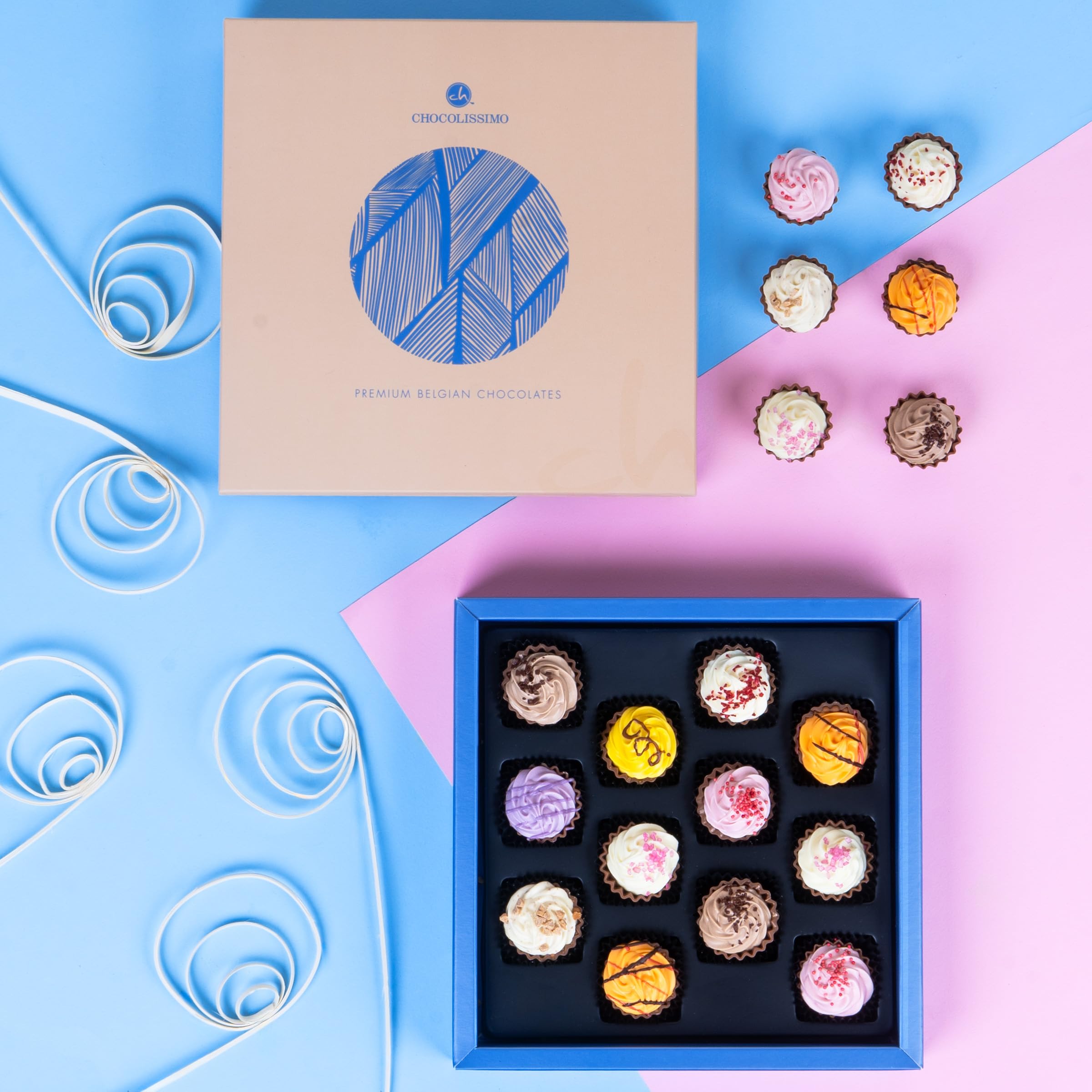 CHOCOLISSIMO - Schokolade Geschenk - 12 handgemachte Cupcake Luxus Pralinen in edler Verpackung, Sonderedition Süßes aus der Confiserie - zu Weihnachten, Valentinstag, für Frau, Mann - Square Maxi