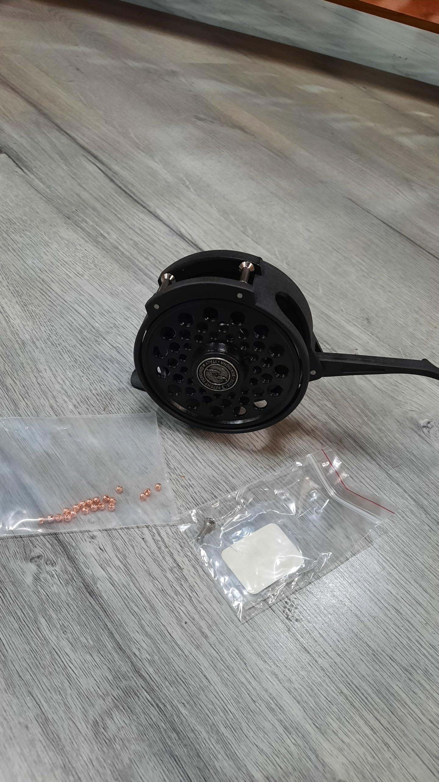Carrete DE Mosca SEMIAUTOMATICO [Pack con Llave Allen + Tornillo ATACAÑAS DE Repuesto + 20 Bolas Cabeza de tungsteno Plus Cobre 2,8 mm]