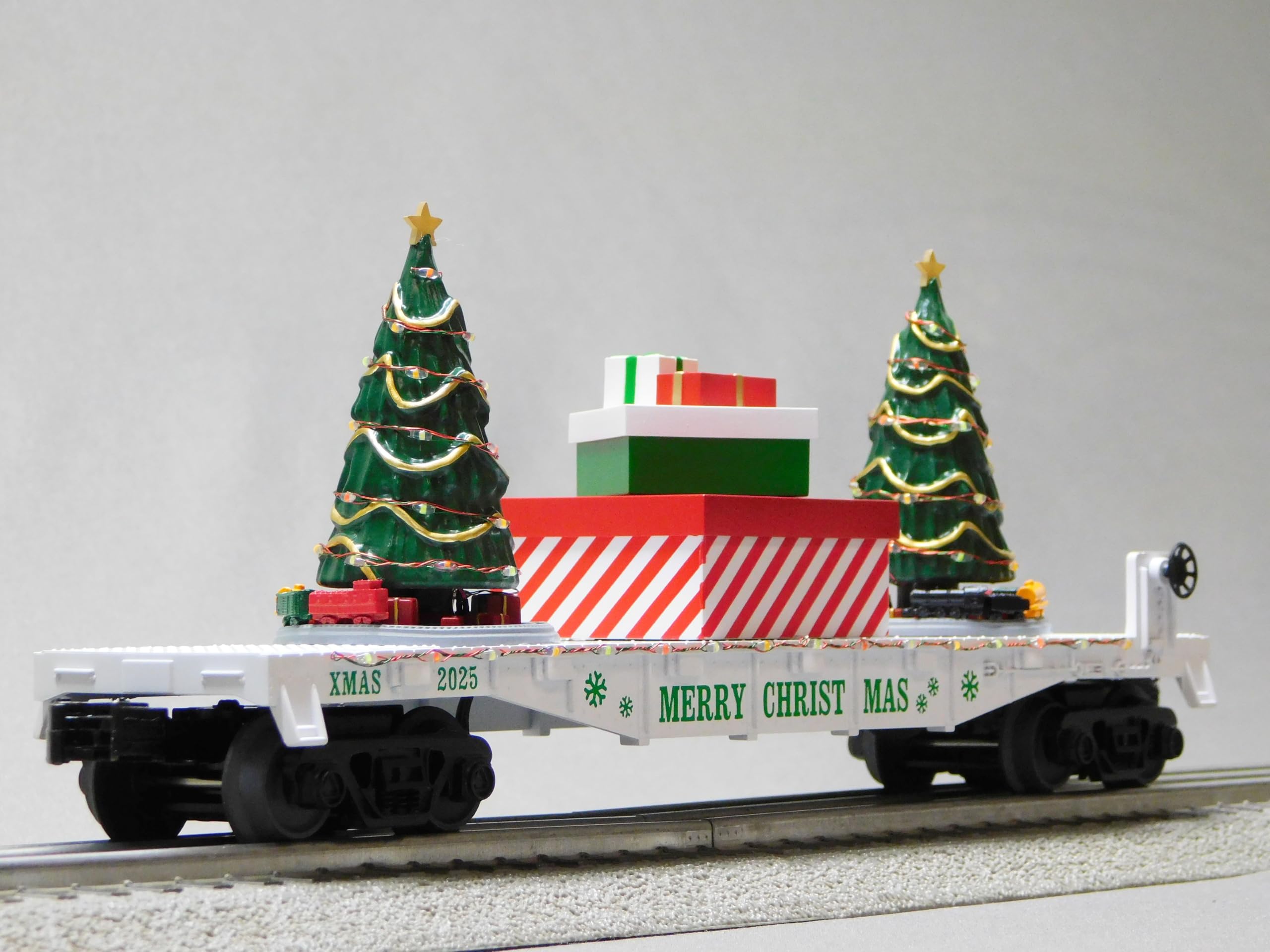 Amazon.com: MTH RAILKING Christmas FLATCAR with Lighted Christmas