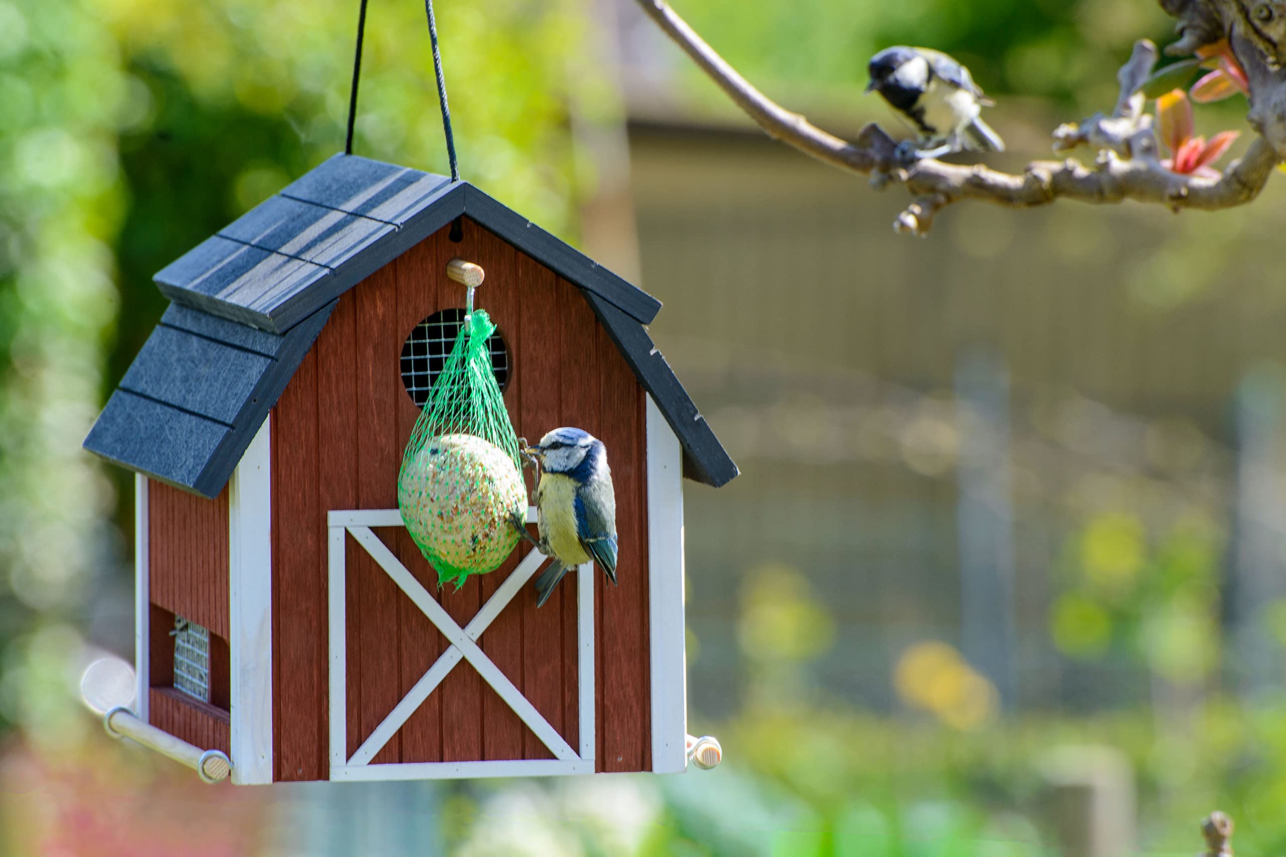 dobar® Green Label 98760FSCe Vogelfutterhaus Katthult hängend - Vogelhaus Massivholz - Futterstation Wildvögel - Vogelvilla zum Aufhängen - Futterspender Scheunen-Design - 31,5 x 22 x 24 cm - Rot