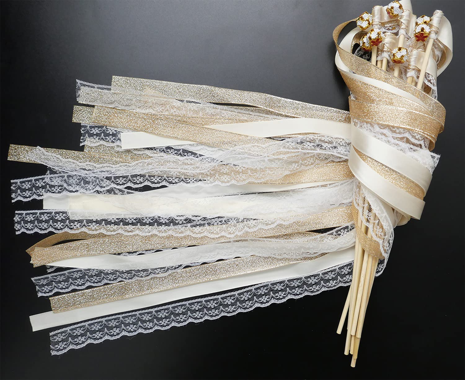 50x Wedding Wands Zauberstäbe mit Glocken,Spitzen Luftschlangen Seide Fee Stick,Lace Ivory Ribbon Wands Wedding Ribbon Stick Glücksstäbe für Hochzeit Partys Babypartys Geburtstag Weihnachten Feiern