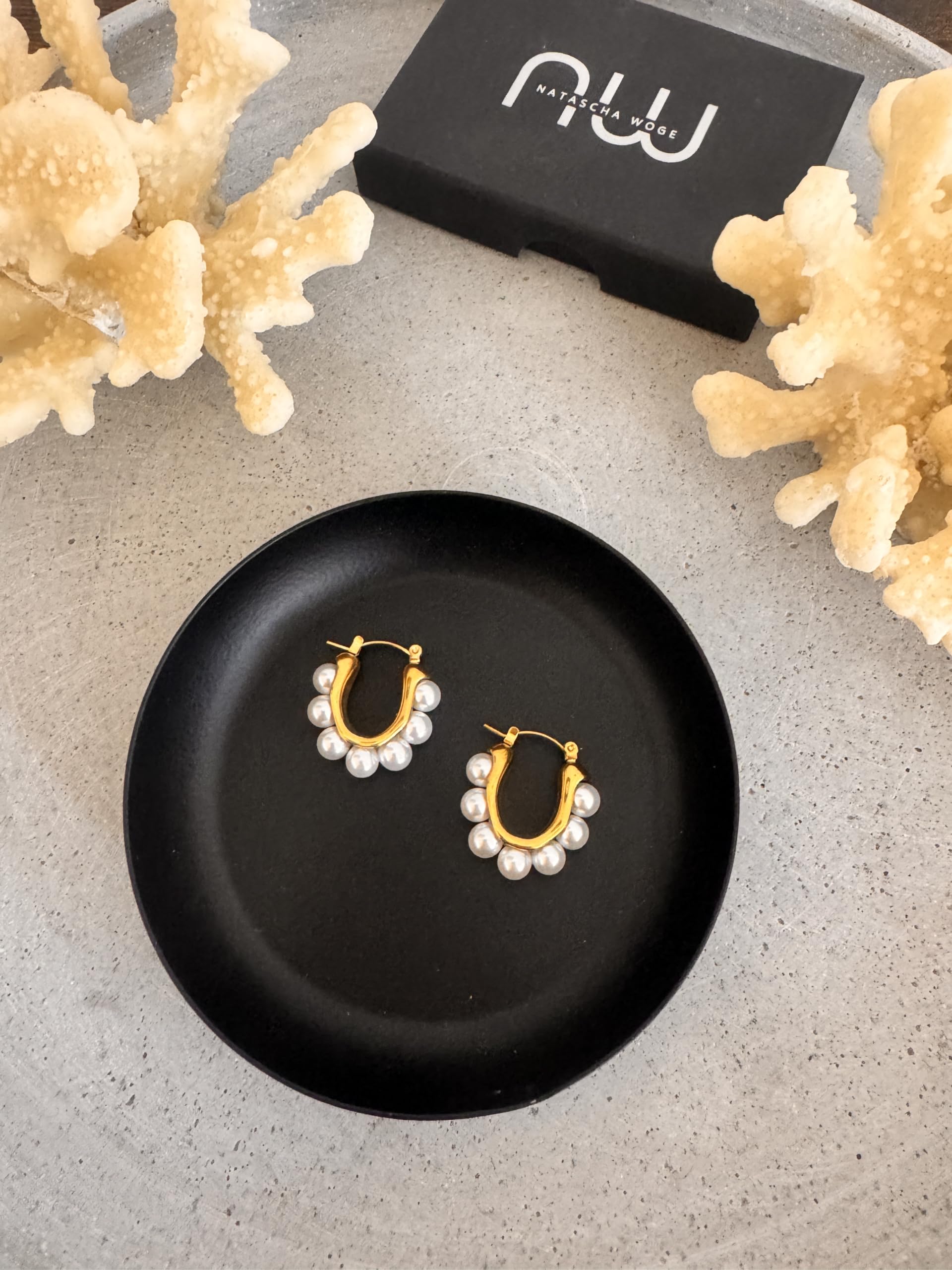 Huggie Orecchini in oro con perle – Orecchini a cerchio in acciaio inox 2,5 cm – Elegante Hoops da donna – Impermeabile e delicato sulla pelle – Gioielli regalo