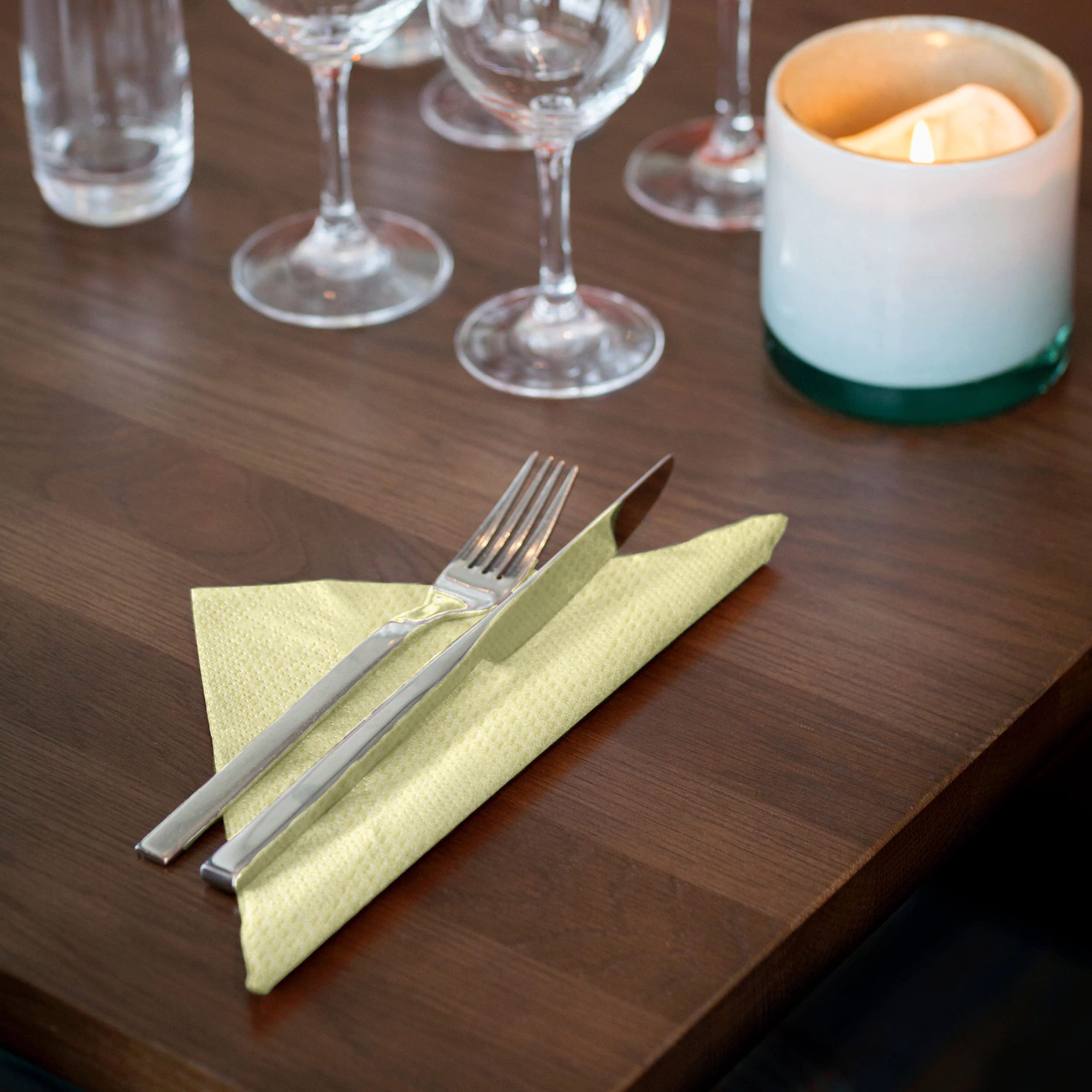 Tork 509415 - Dinner Servilleta de papel gofrado para cena, 2 capas, 18 paquetes x 50 unidades (900 servilletas), pliegue 1/4, 38 cm x 39 cm, color champagne