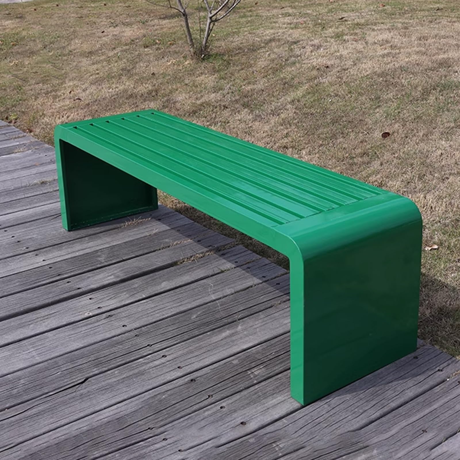 Banc de jardin en métal vert pour revivre la poésie des parcs parisiens chez soi