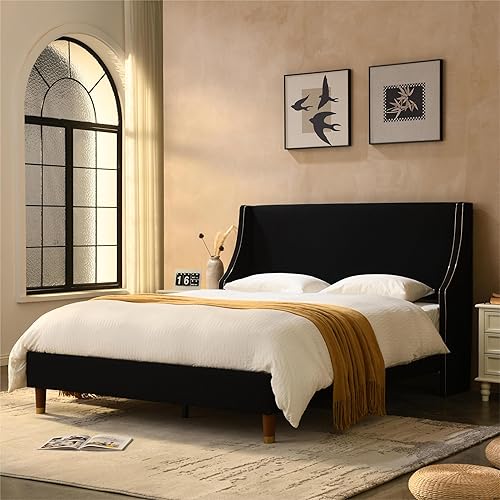 PINJU Base de cama tapizada de tamaño Queen, cabecera con respaldo de alas con líneas doradas, soportes de listones de madera, fácil de instalar,