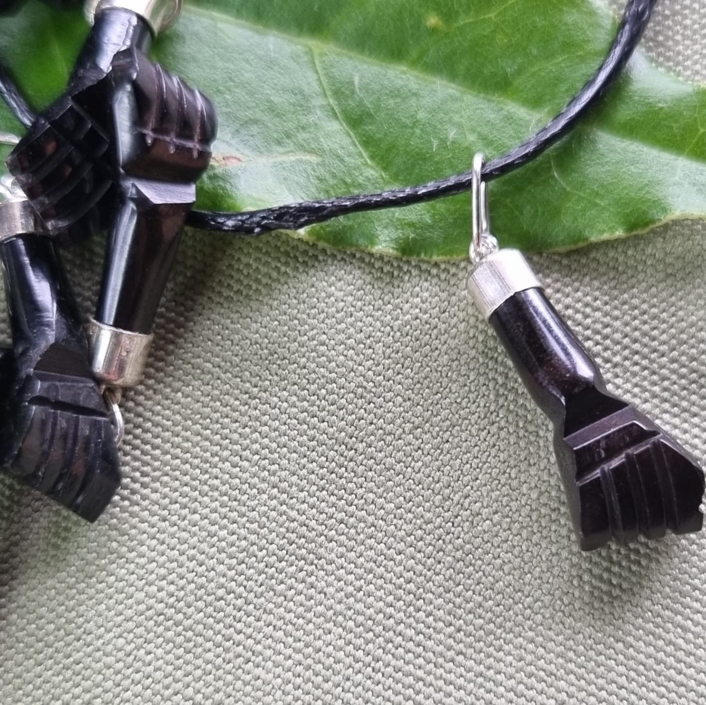 Mano puño de azabache asturiano AUTÉNTICO mal de ojo - incluye cordón, casquillo plata de ley — view 4