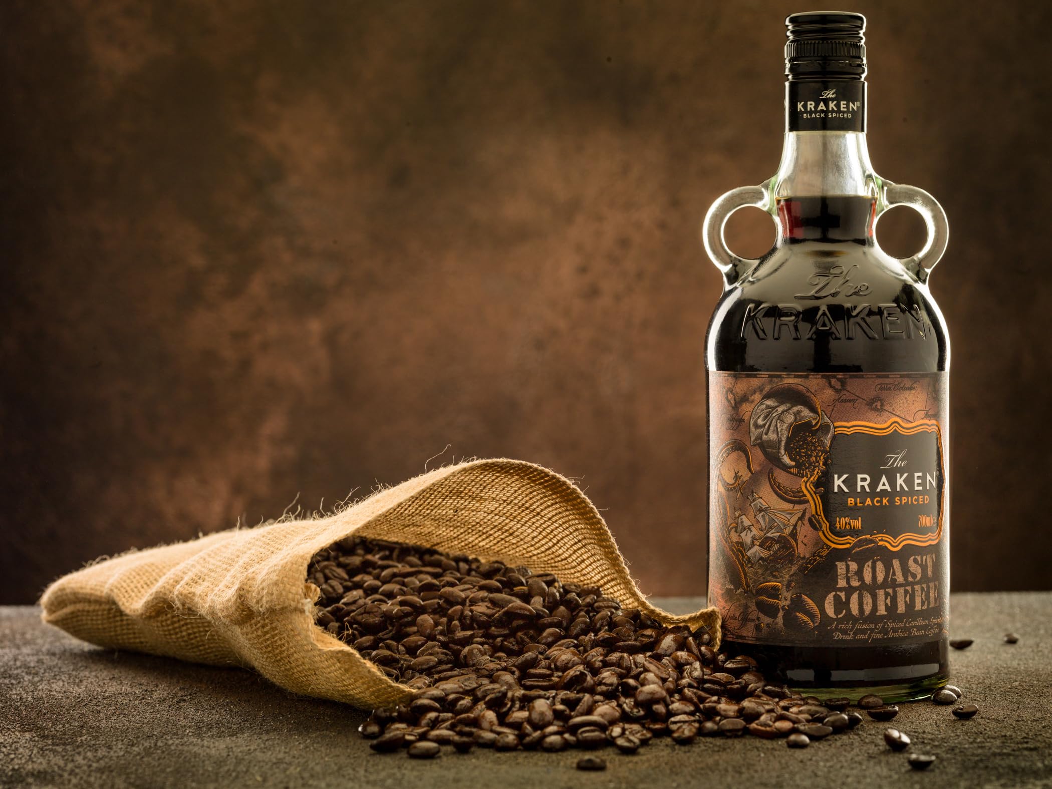 The Kraken Black Spiced Roast Coffee 70 cl - Una ricca miscela di rum caraibico, spezie esotiche e pregiati chicchi di caffè Arabica. 40% vol.