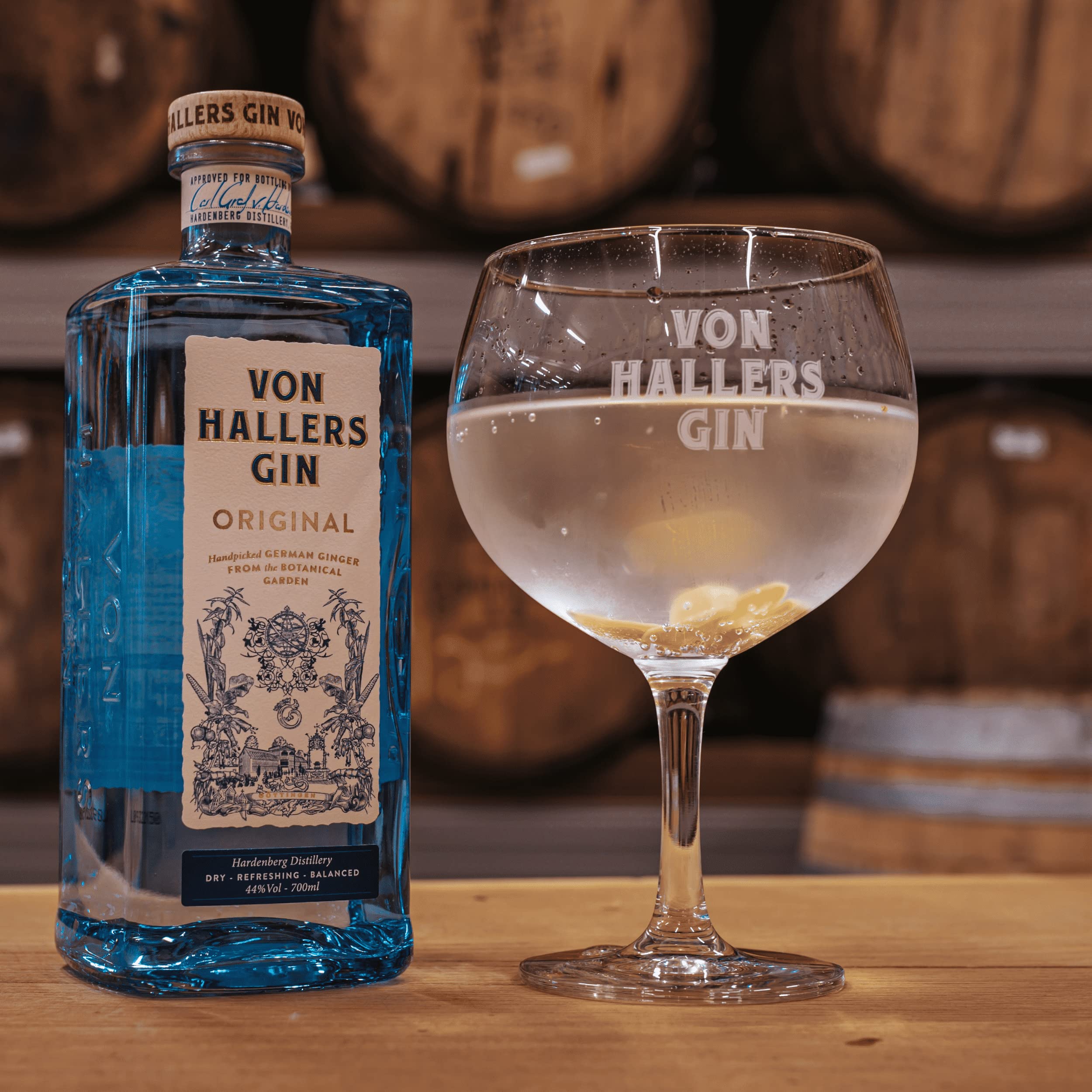 VON HALLERS GIN Original I London Dry Gin I Handgepflückte Botanicals aus dem botanischen Garten in Göttingen I Erfrischender Gin mit Zitrusnote und Kalamus I 44% Vol. I 0,7 l