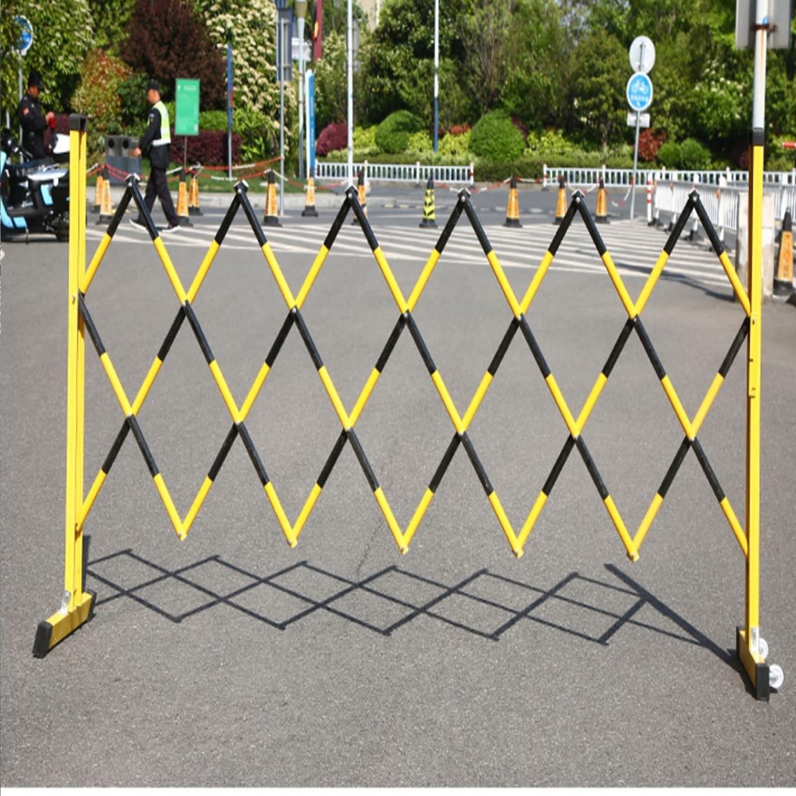 WOTZOV Expandable Mobile Barrier Traffic Fence, Retractable Traffic Cone Bar Flexible Fence Mobile Barricade Safety Barrier Portable Barricade Crowd Control Barrier,Noir 120x250cm