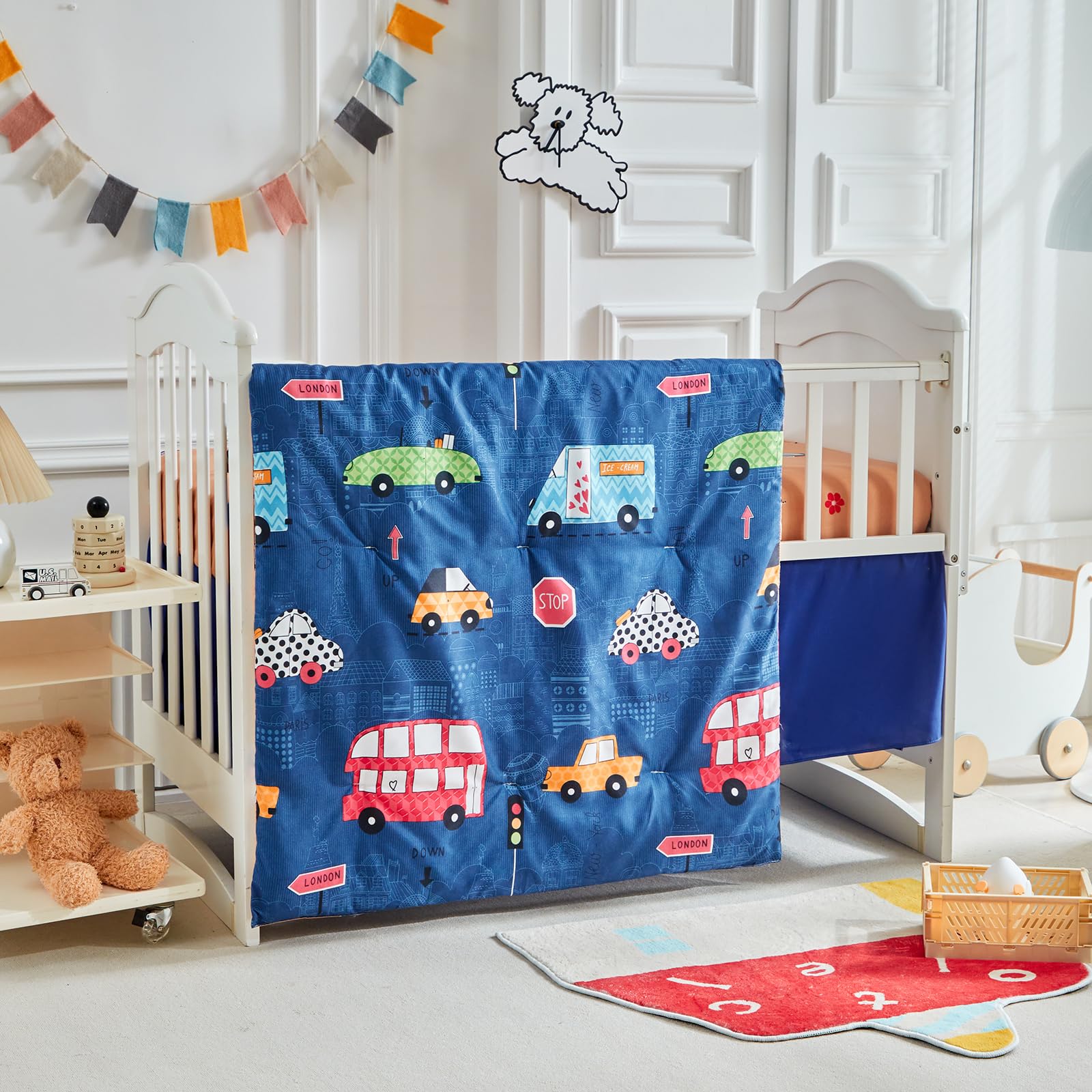 Juego de ropa de cama de 3 piezas para cuna, edredón azul marino con coches azules, verdes y rojos, edredón acolchado, sábana bajera y falda para bebés niños y niñas, bonito juego de cama colorido