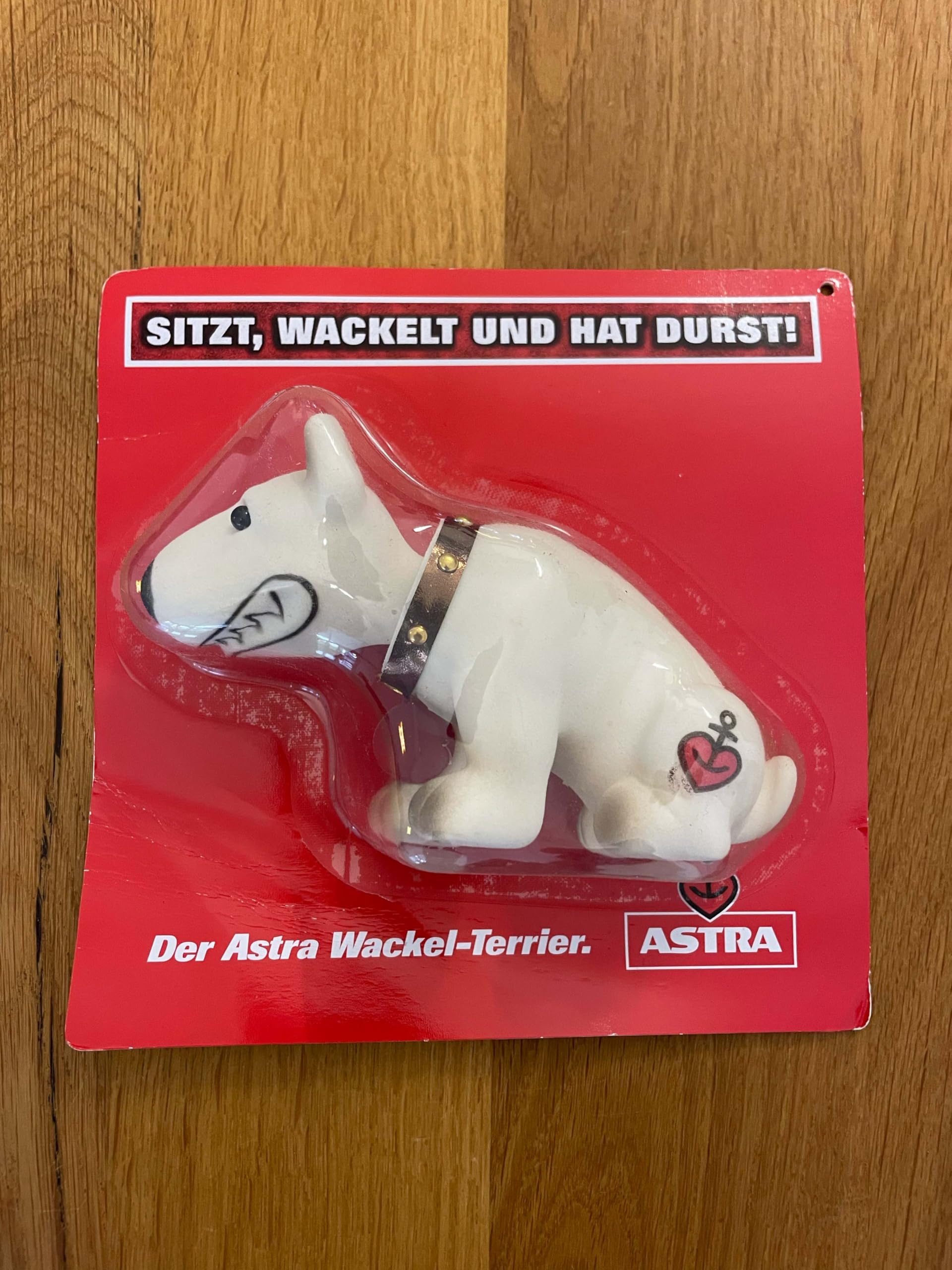 ASTRA Wackel-Bulli, witzige Bullterrier Figur mit Wackel-Kopf, Kleiner Pitbull als Geschenkidee für Hamburg & St. Pauli Fans, lustige Hundefigur, 10 x 14 x 5 cm groß