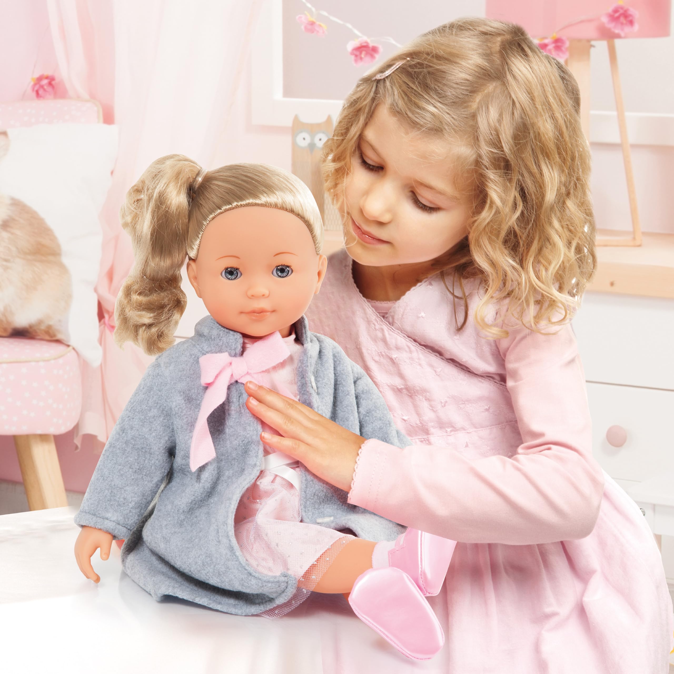 Bayer Design 94637AQ Bambola interattiva con il suo Charlene, parla francese, corpo morbido, chiude gli occhi, 46 cm, valigia, accessori