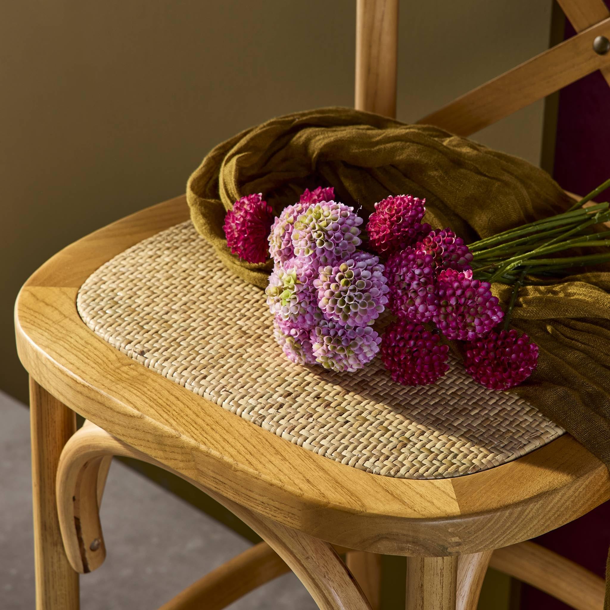 sweeek - Tabouret de bar bistrot vintage en bois naturel avec repose-pieds