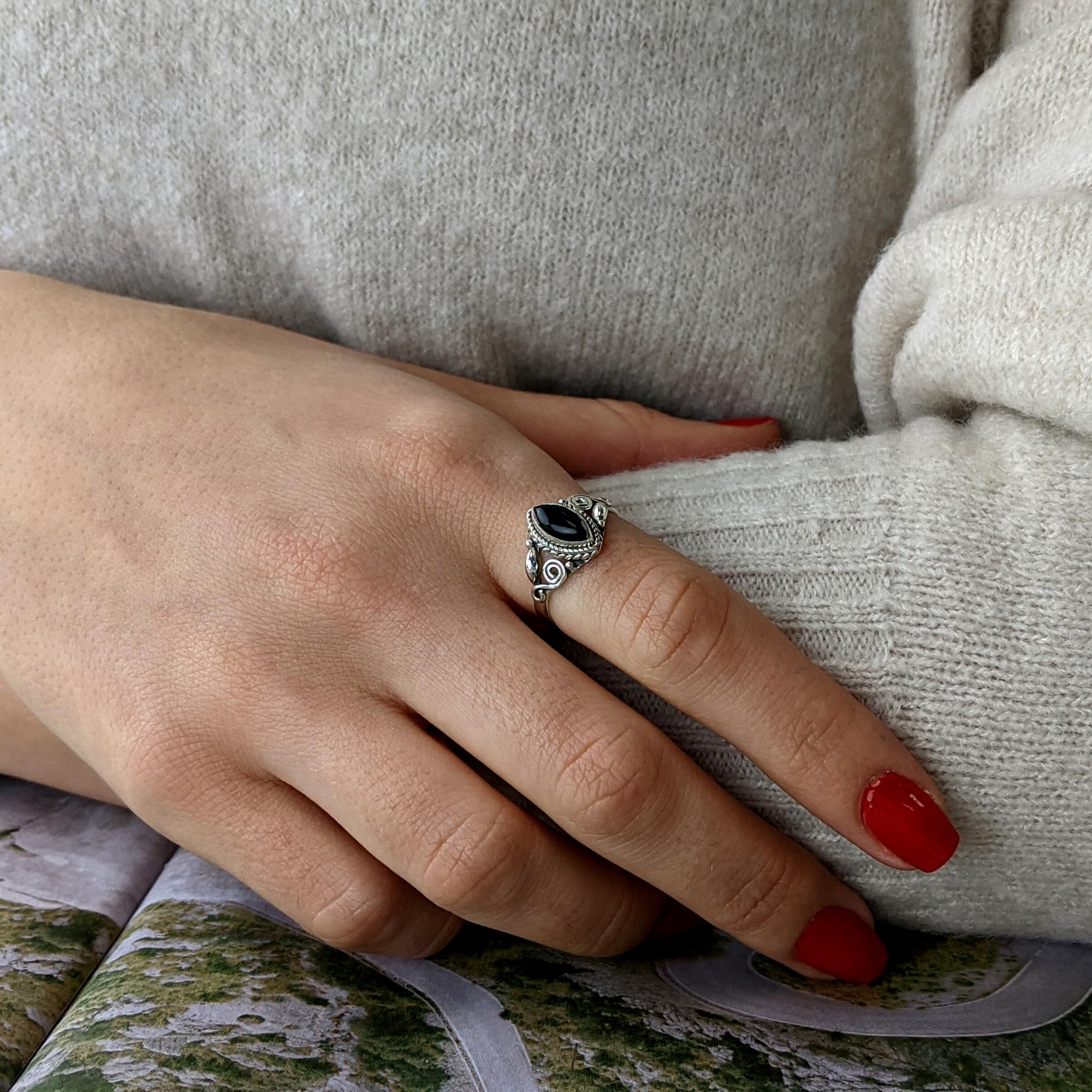 81stgeneration Anillo de Plata de Ley 925 con Cristal de Marquesa de Ónix | Anillo Gótico Negro Estilo Vintage | Diseño Indio en Espiral | Regalos Bohemios con Piedras Natales de Julio