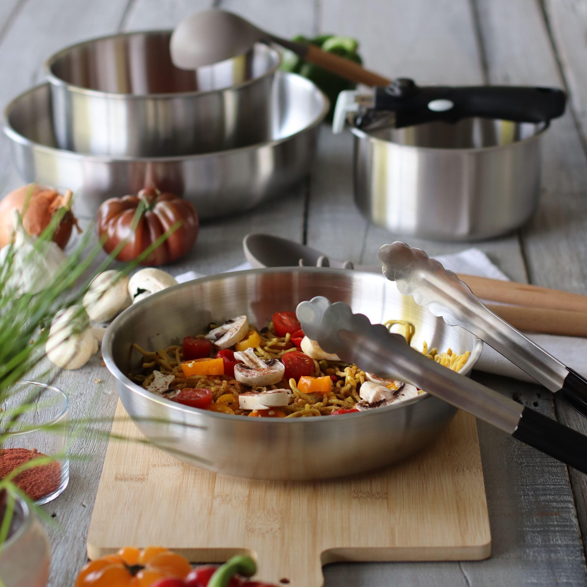 MENASTYL - Lot de 3 poêles inox 18/10 amovibles Iris Inox sans PFAS - Tous feux dont induction, four, réfrigérateur et lave-vaisselle - Empilables et résistantes - Poignée double sécurité