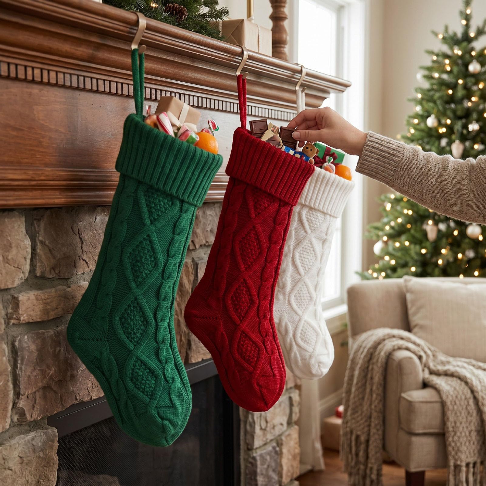 Brrnoo 6er Set Weihnachtsstr mpfe aus gestrickter Wolle gro e h ngende STR mpfe mit Holz Namensschildern in Wei Rot Gr n Festliche f r Kamin Baum Party