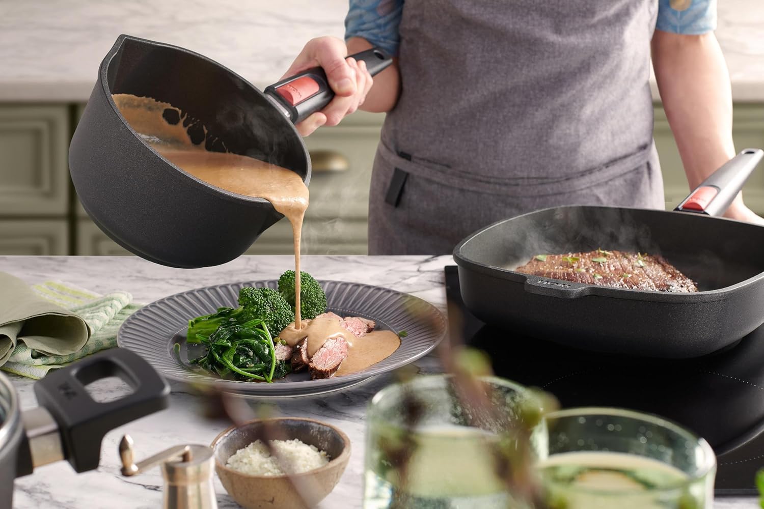 Woll nowo High-Rim Frying Pan Titanium with Removable Shaft 28 cm x 28 cm x 6,5 cmxinklusive Glasdeckel