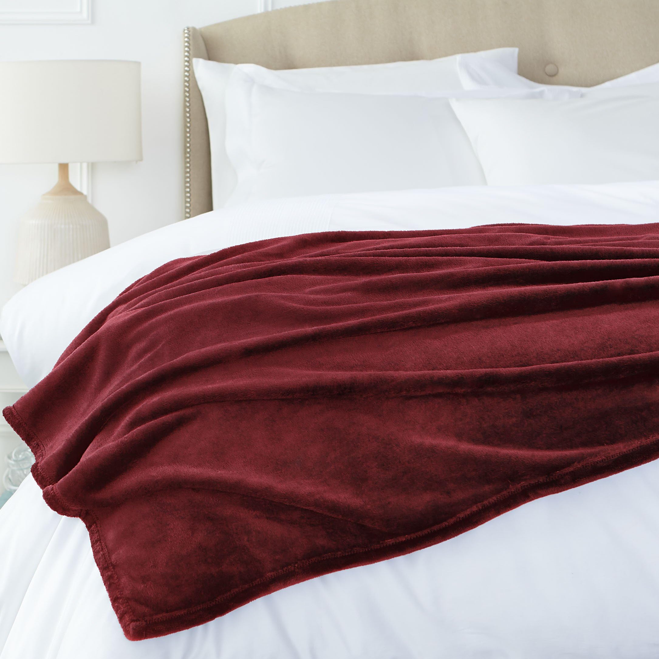 Amazon Basics Throw Blanket, Not Heated, Made of Soft Velvet Plush, 168 x 229 cm, BurgundyOEKO-TEX MADE IN GREENOEKO-TEX MADE IN GREENOEKO-TEX MADE IN GREEN