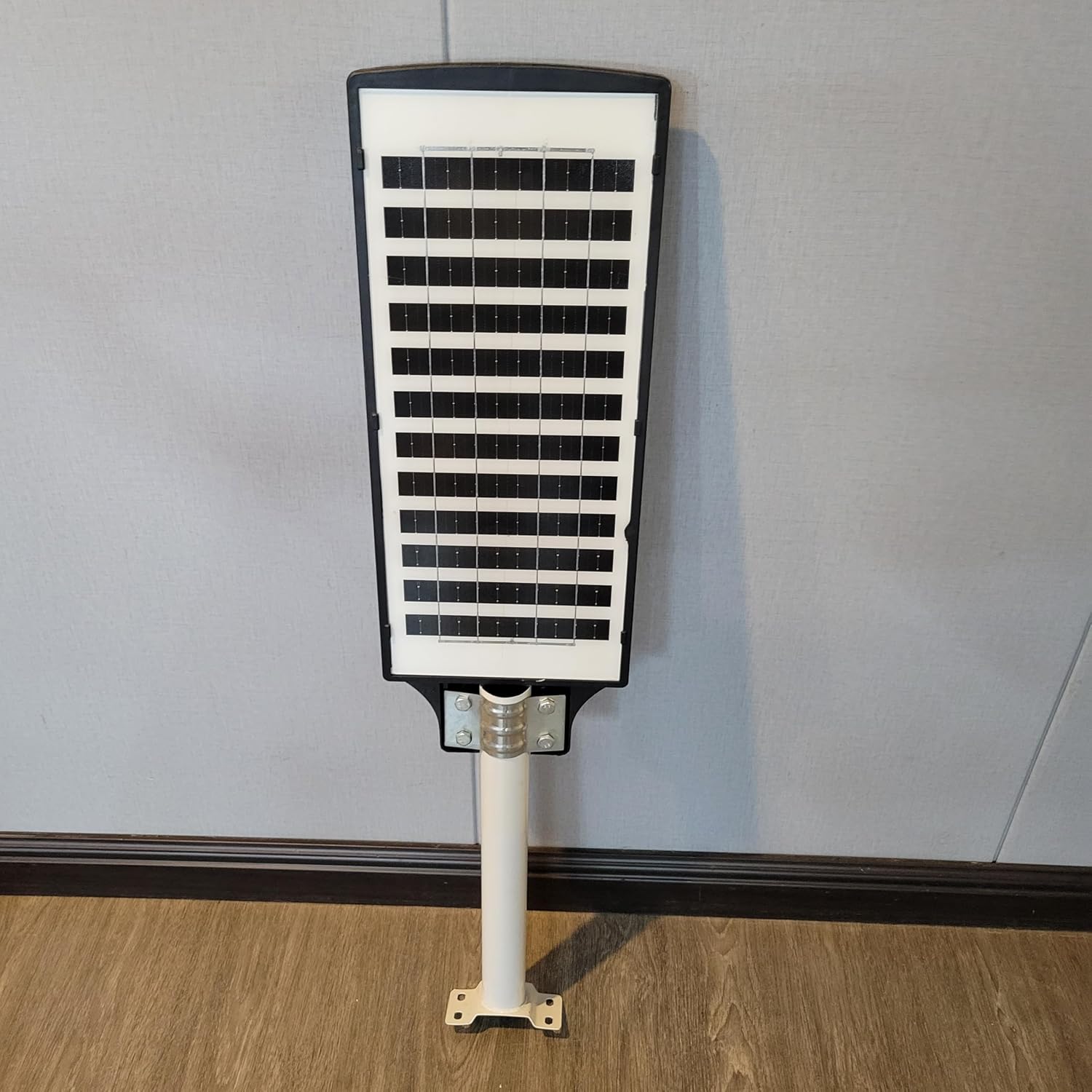 Lenvora Solar-powered all-weather lights Equipped with a human body sensor, waterproof, suitable for patios, gardens, and roadsides.