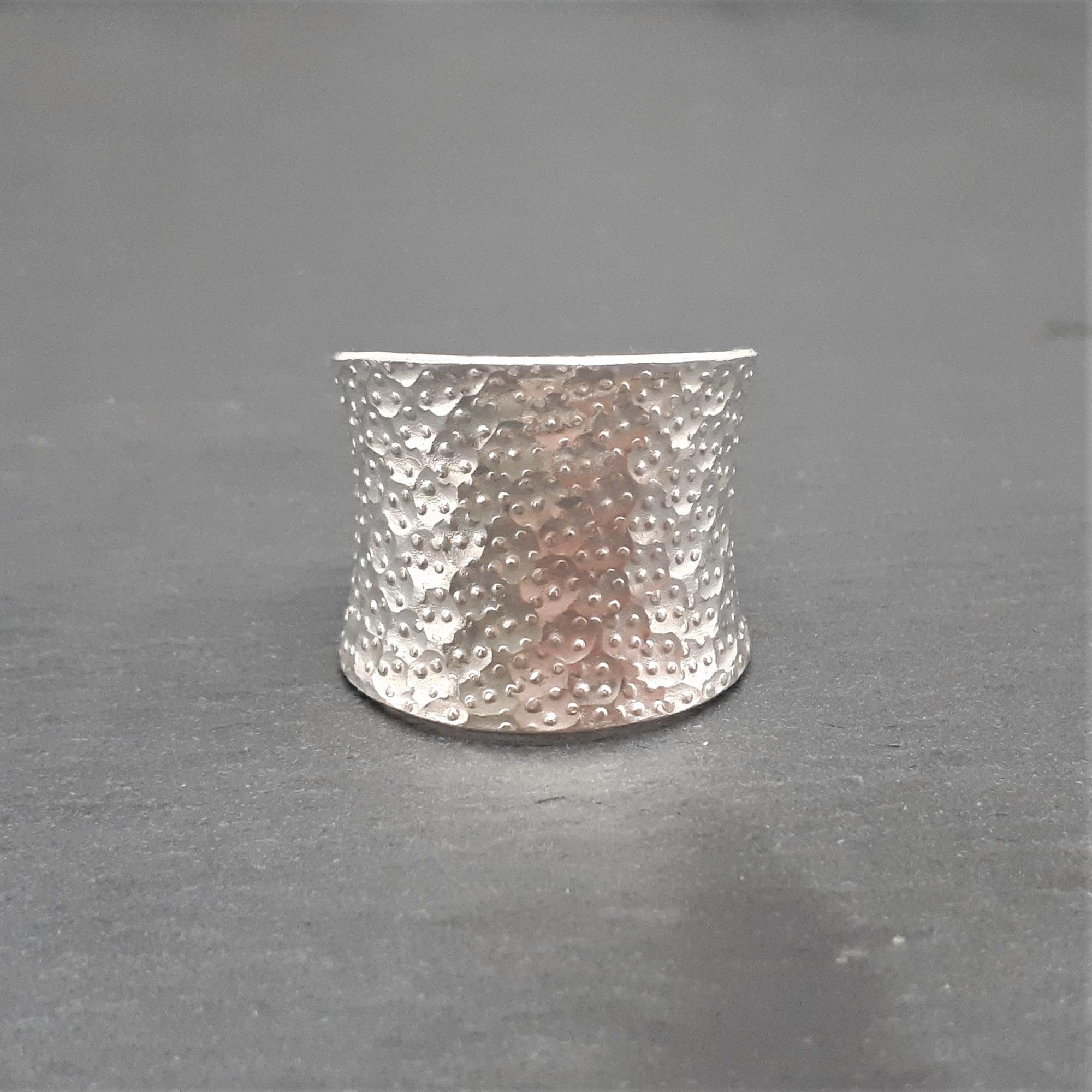 81stgeneration Hill Tribe Anillo de Banda Ancha Martillado de Plata con Textura de Puntos | Anillo Cóncavo Ajustable de Plata 999 para Mujer | Joyería Tribal Medieval | Anillos Gruesos para el Pulgar